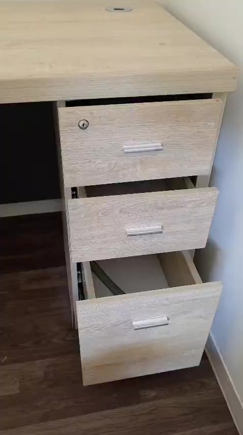 للبيع مكانهم بسمايه  كراسي مكتب  وميز مكتب السعر ١٥٠ الف للاستفسار ***********
