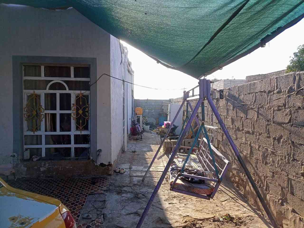 سلام عليكم بيت للبيع عنوانه حي الامين خلف مخازن لعيساوي مساحه 256 م ركن على شارعين يحتوي على غرفتين كبار وصاله ومطبخ وصحيات خارجيه وداخليه طارمه جبيره ستوني مرممه سيراميك جديد هاي  الصوره قديمه 
طابو زراعي مرقم بلطابو سند 25
موجوده كل الخدمات تبليط كهرباء ماء مجاري 
سعره 73 وبي مجال 
***********
عنوان خلف بانزين خانةالشموس
