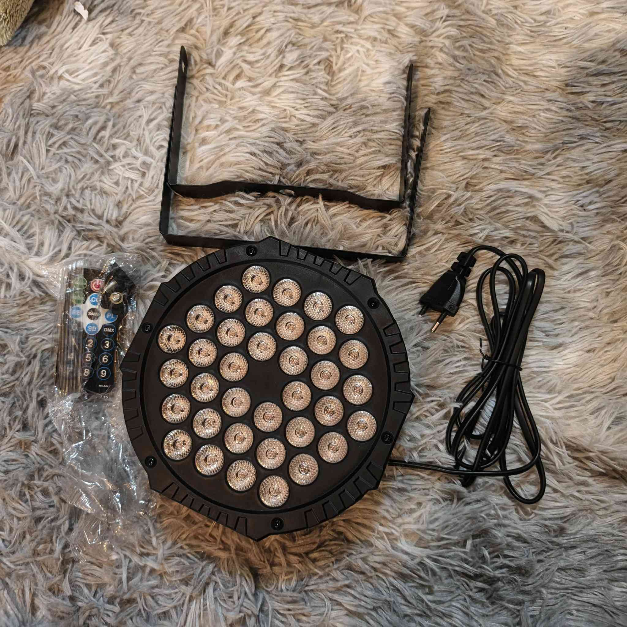 المنتج هو إضاءة مسرحية من نوع Mini LED PAR Light، وتحديداً الطراز LSPA36RC. 
عدد المصابيح: تحتوي على 36 مصباح LED عالي الجودة. 
الألوان: تدعم مزج ألوان RGB (الأحمر، الأخضر، الأزرق) لإنتاج تأثيرات ضوئية متنوعة. 
التحكم: تأتي مع جهاز تحكم عن بعد، وتدعم وضع DMX512، بالإضافة إلى العمل تلقائياً أو عبر استشعار الصوت. 
الاستخدام: مثالية لحفلات الـ DJ، المسارح، والفعاليات المختلفة، بفضل تصميمها الخفيف والمحمول.


**إذا كنت صاحب هذا الإعلان وتريد حذفه لأي سبب، رجاءا أرسل رسالة إلى الدعم الفني**