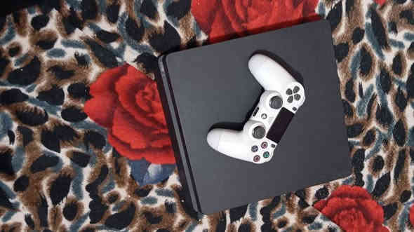 جهاز PS4 Slim مستعمل استعمال قليل، الجهاز نظيف وما مفتوح نهائيًا. ويجي وياه يد أصلية وقرص GTA V..
أنطيك ضمان تجربة 3 أيام، والجهاز شغال 100% بدون أي مشاكل. لوك ستيكر.
مكاني : البصره ابو الخضيب 
الرقم: ***********
السعر: 240 وبي مجال قليل كلش

