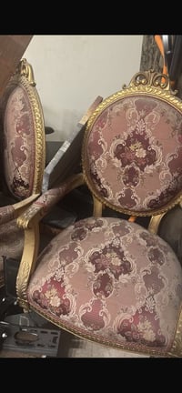 طاولة طعام • كرسين • ملكية