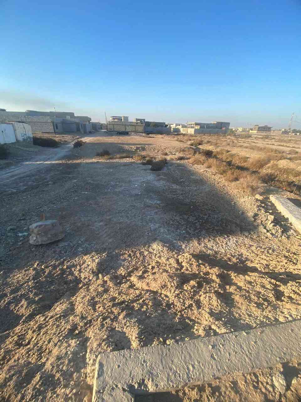 سلام عليكم قطعه أرض زراعي للبيع مساحه 400 متر موقعه قضاء الصادق حي الموضفين بصف النهر السعر 33 وبيه مجال 
رقم الهاتف ***********

