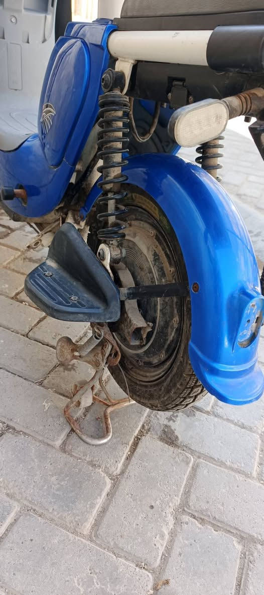 السلام عليكم 
دراجه كهربائيه للبيع
دراجه 4باتريات 
باتري واحد ميشتغل 
يرادلها باتري حتى تكمل لدراجه
السعر 150الف 
عنواني بغداد المدينه 
الرقم: ***********
اتواجد وتساب وعلى رقم فقط 
مو شراي لاا تجي.
