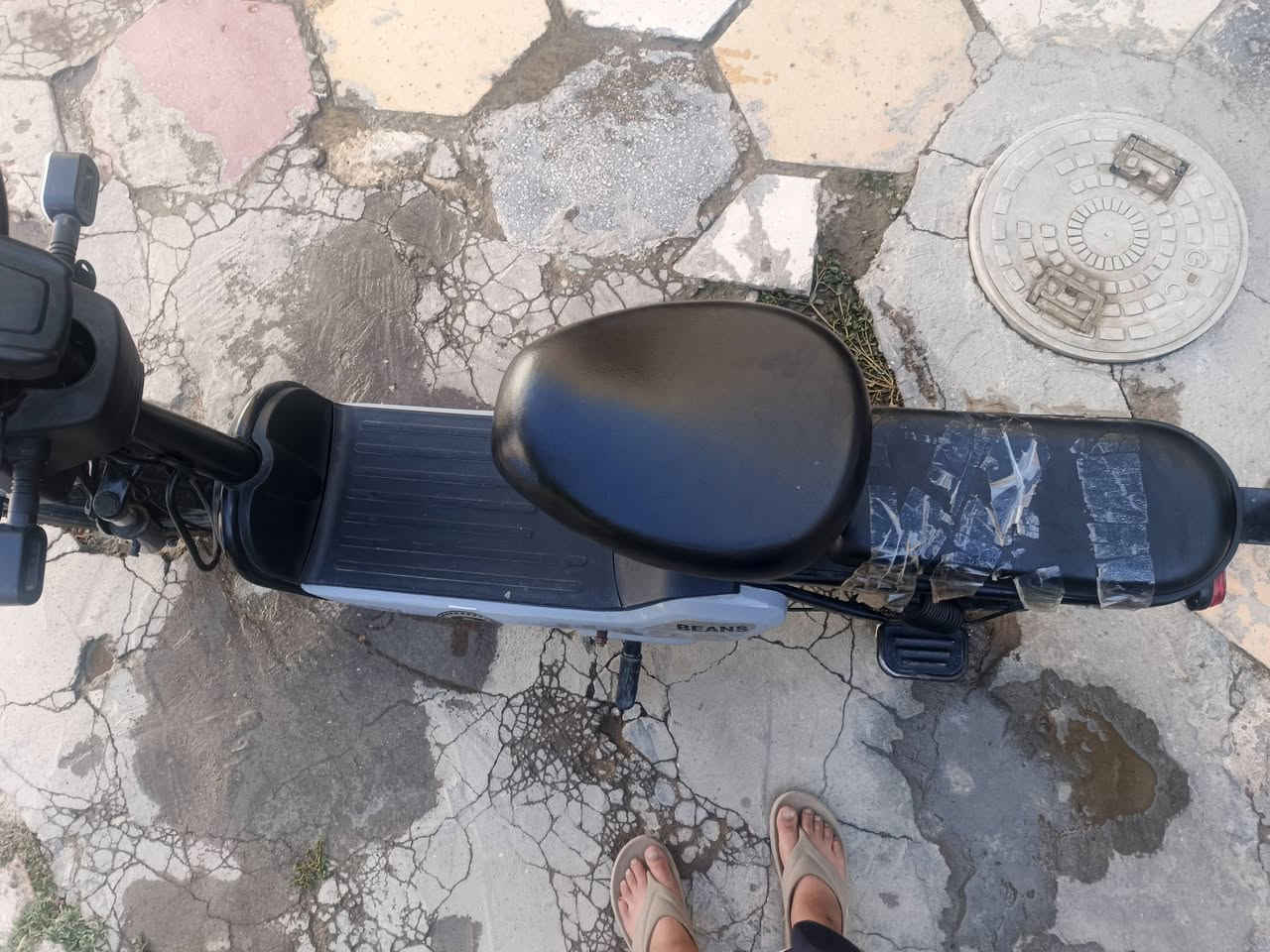 دراجة نوع بيان أصلي أخو الجديد كلش نضيفة سرعة ٧٠ فيها أربع سرع عكس إلي تجي بالسوق ٣ سرع بيها مثبت سرعة أربع بطاريات 🔋حجم ١٤ شحنتها الأصلية وياها  للاتصال : ***********
