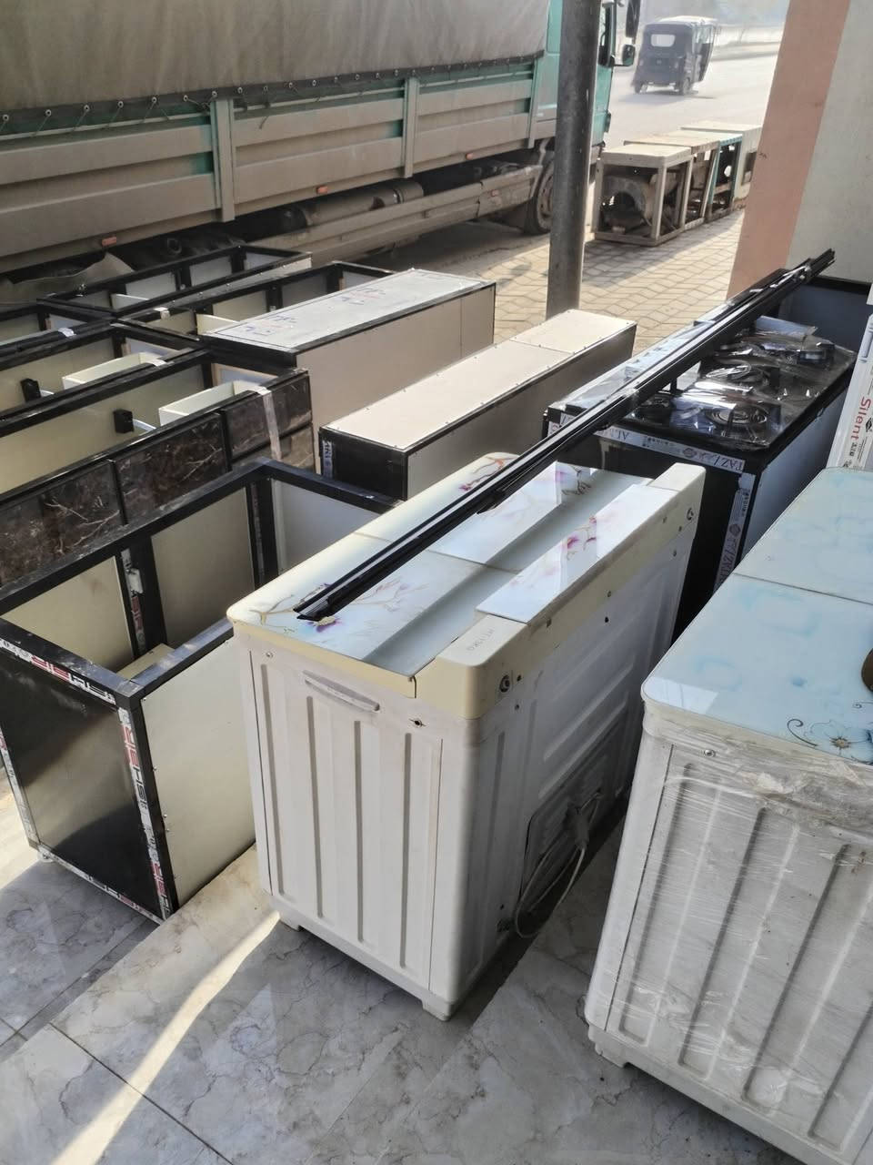 اللهم صل على محمد وال محمد بفضل الله وام البنين تم وصول حاويَة أثاث منزلي جديد ومستخدم العنوان واسط نعمانيه شارع جعفر الطيار مقابل معرض أبو نور للسيراميك اي استفسار مراسلة الصفحة او الاتصال على *********** /***********
