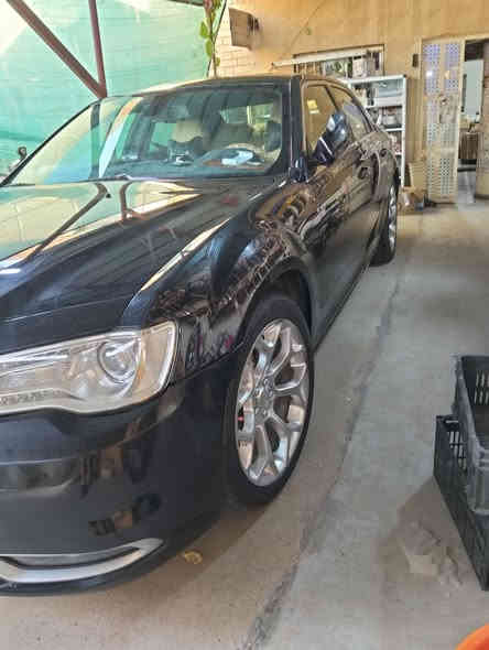 السلام عليكم ورحمة الله وبركاته للبيع اوباما 19 بغداد باسمي لون اسود كامل مواصفات  فتحت سقف تشغيل عن بعد كشنات كلها كهرباء وتدفئه وتبريد بدون حادث تقرير مياه أمطار قطره مياه ماواصلهه كهربئيات ذهب كلير فقط بالجالغين الخلف السعر 230  الاتصال*********** مشيه80 الف كيلو محرك هيمي المرغوب كير صدر مكفولات
