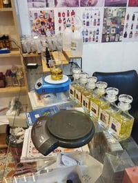 عطر آمن • ثبات ٤-٨ ساعات • الرمادي
