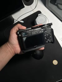 Sony a6400 • نظافة ٩٥٪ • شاشة FEELWORLD F6