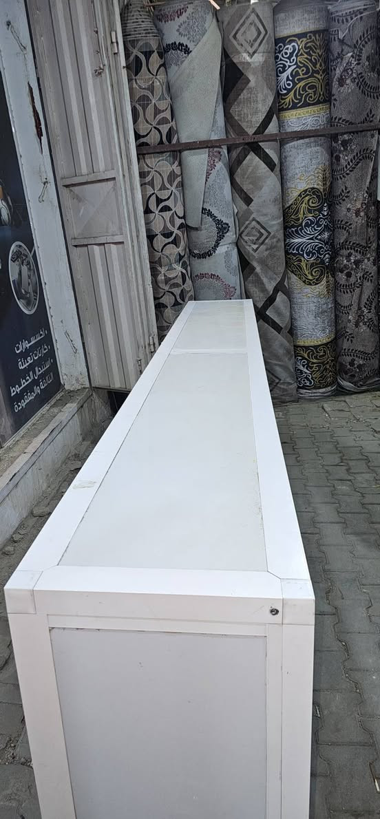 ميز للبيع قياسة 3 متر تقريبا
***********
