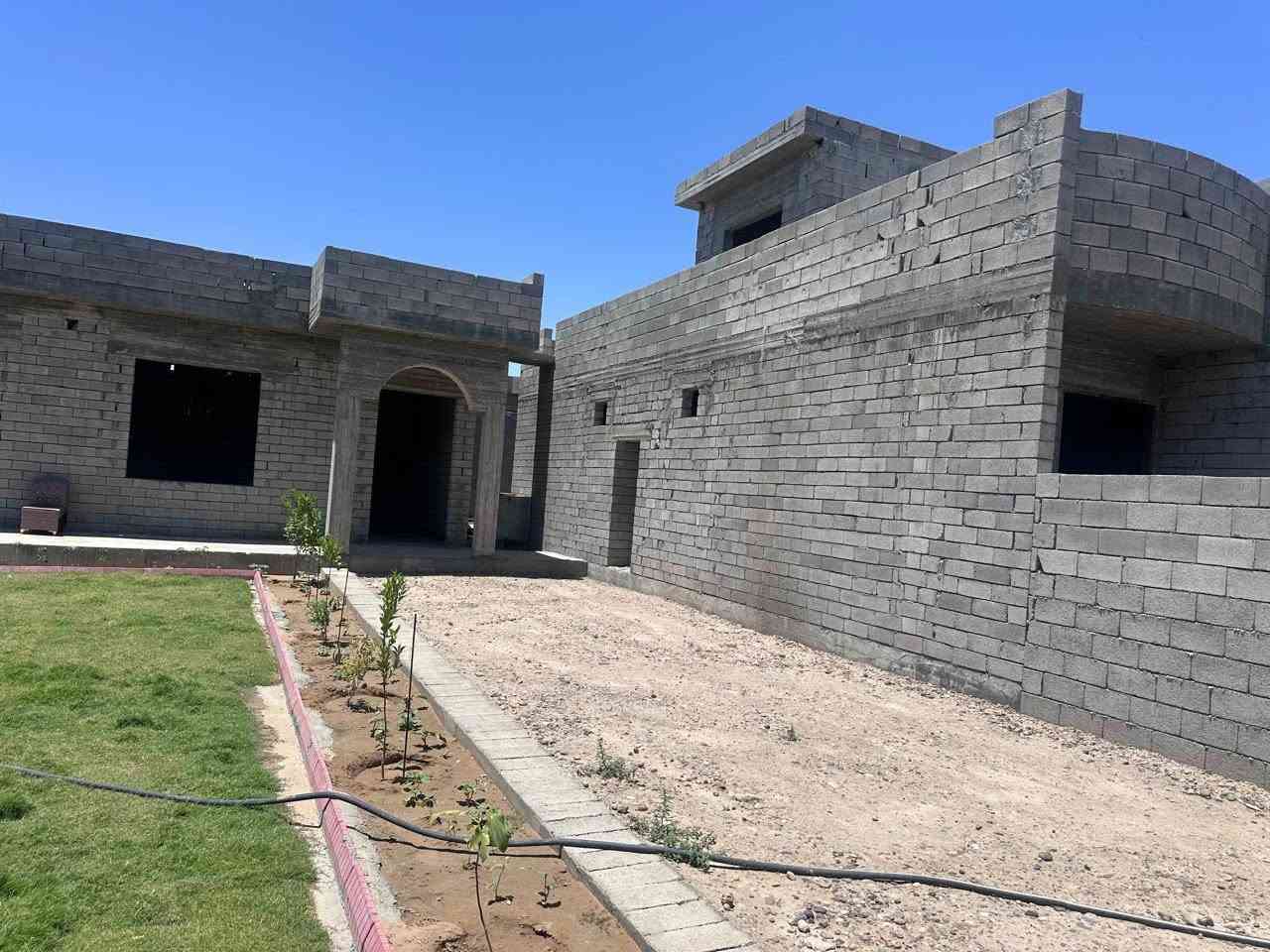حي الفرسان قرب اسواق الياسمين 
بيت هيكل +مضيف المساحة الكلية 700 متر 
وحديقة خارجية كبيرة واصل كافة الخدمات 
المضيف 12•5 + مجموعة صحية خارجية كاملة 
البيت غرفتين نوم صالة كبيرة ومطبخ واستقبال داخلي وحديقة للبيت 
غرف النوم 5•4
استقبال 6•5 
مطبخ 4ونص •4
صالة 5•6
بناء درجة اولى مال سكن اساس صب والسقف بي جسور ورباطات 
السعر 70 وبي مجال تعال شوف واتدلل 

قيمة بنائه اكثر من هذا السعر بهواي
 
***********    
***********
اخي الكريم مايعجبك السعر لاتحجي شي زايد

