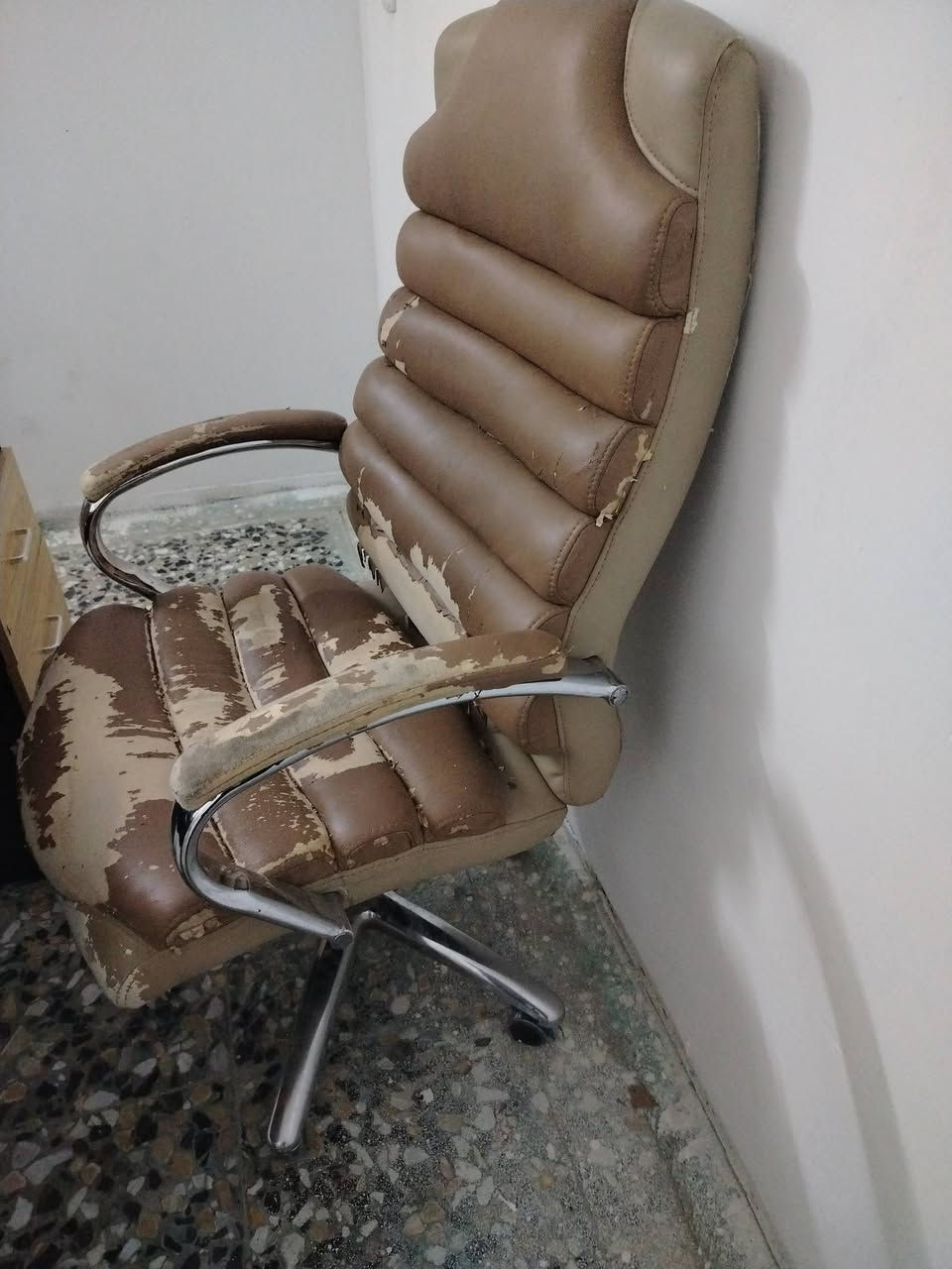 السلام عليكم
للبيع رحلات جدد عدد ١٠
ميز مكتبي جديد مع كرسي دوار
سبورة جديدة بالنايلون  مع كراسي عدد ٤
الي حاب يشتريهن يفتح معهد يراسلني وانطيه اسعارهن وان شاء الله منختلف على السعر


**إذا كنت صاحب هذا الإعلان وتريد حذفه لأي سبب، رجاءا أرسل رسالة إلى الدعم الفني**