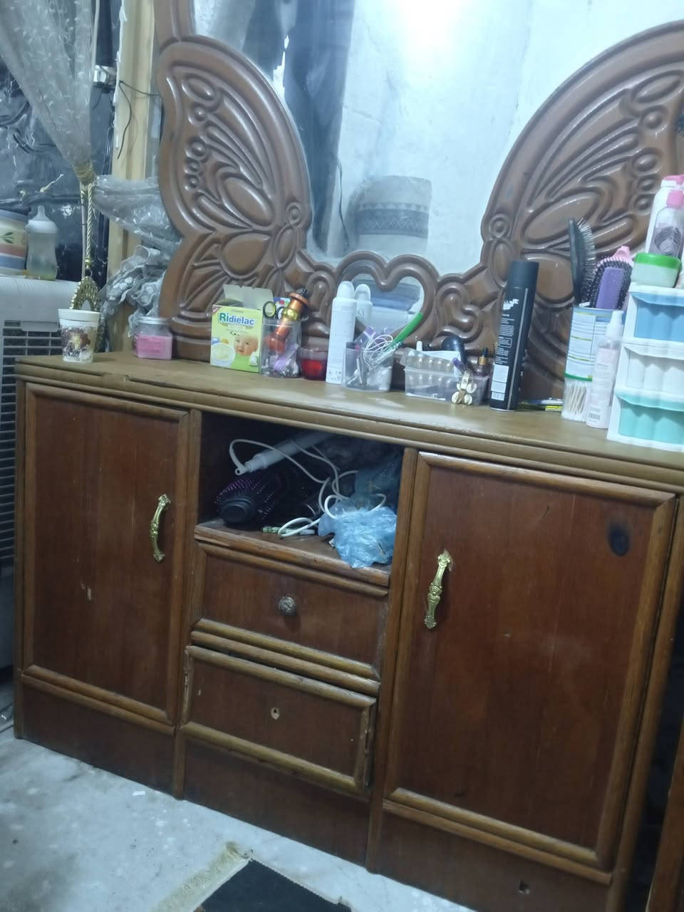 سلام عليكم تخم 200 وثلاجه 150 بلازمه ب 75 وعندي كنتور بابين و ميز تواليت و جربايه نفرين طباخ نظيف شغال سعره 70براد حار بارد سعره 60 بغداد حسينيه 
 *********** بي واتساب
