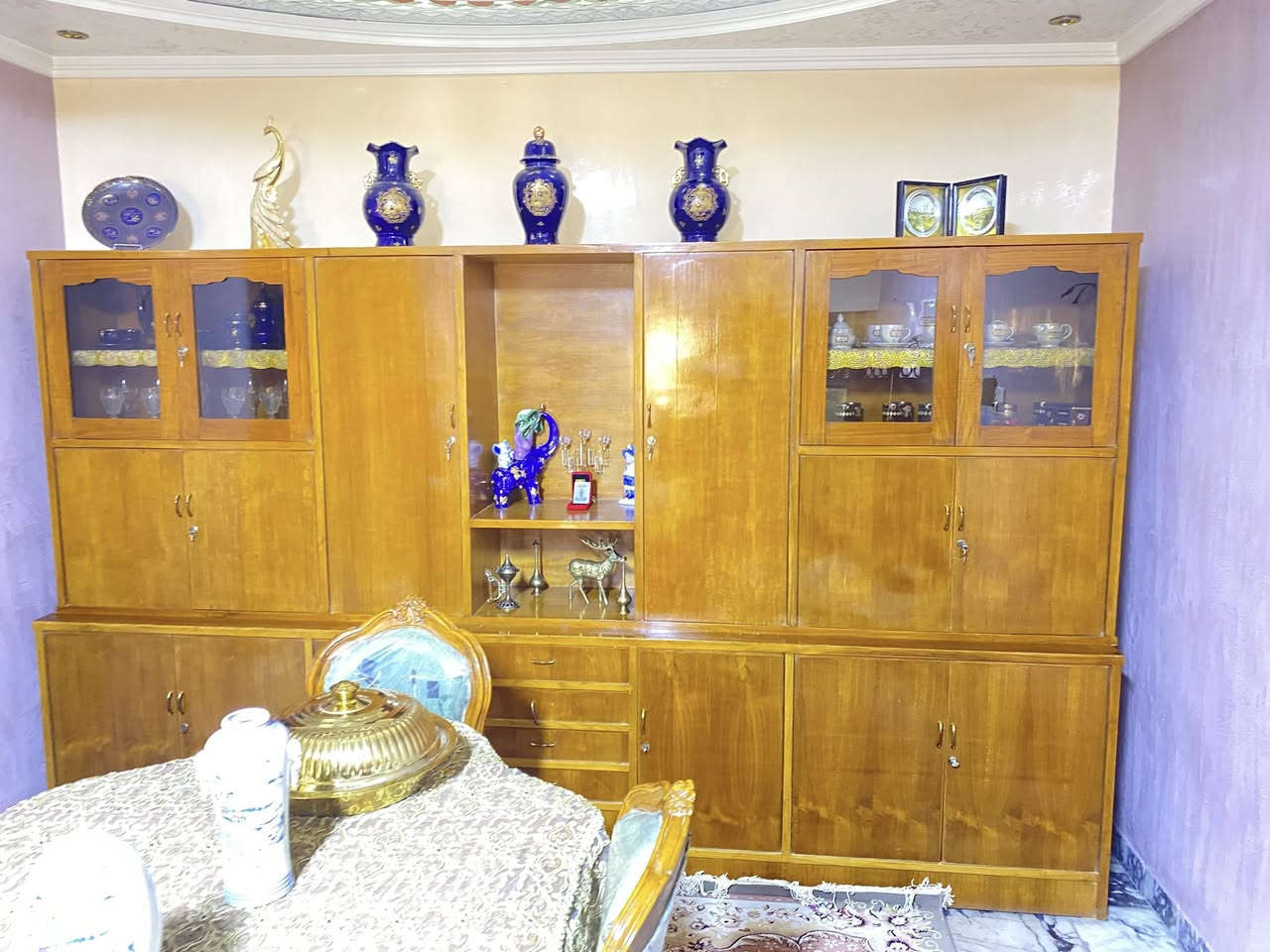 السلام عليكم ..ميز عرض صالات درجة اولى خشب زان السعر ٧٠٠ الف..غير مستخدم تماماً..للاستفسار الاتصال ع الرقم ***********
