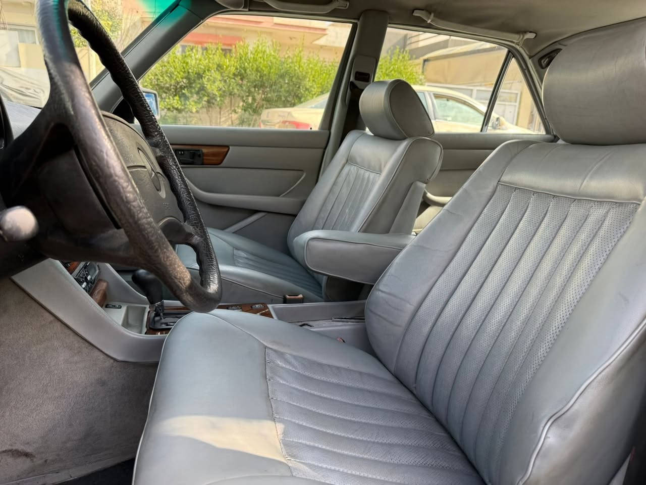 مرسدس رئاسی ١٩٩٠ SE 320 
محرک و گیر ٣٢٠ ڤی غواص.
بلا سلاید، باب قصیر
رقم دهوک تحویل مباشر مو کلاسیک.
صبغ عام جمالیة.
بیع مستعجل و سعر مناسب.
السیارة موجودة باربیل.

*********** أربيل, العراق
