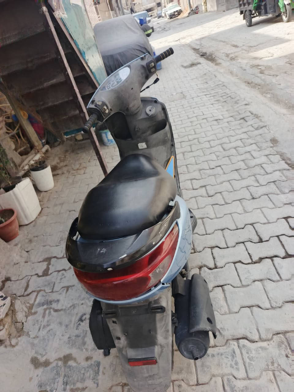 سلام عليكم شباب دراجه ربه صارلي شهرين من منزله للبيع دراجه نضيفه ملاحظة الدبل الامامي واكف فقد رقم الموبايل *********** السعر 550 وبيه مجال
