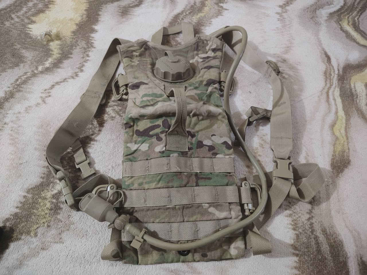 هذه حقيبة ترطيب عسكرية من طراز MOLLE II بنمط تمويه Multicam OCP.
تتميز بنظام حمل مزود بـ 3 لترات (100 أونصة) من سعة المياه، وهي مصممة للاستخدام مع الدروع أو كحقيبة ظهر.

تتضمن الحقيبة أحزمة كتف قابلة للتعديل ومقاطع Grimloc لنقاط التعليق


**إذا كنت صاحب هذا الإعلان وتريد حذفه لأي سبب، رجاءا أرسل رسالة إلى الدعم الفني**