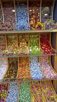 للبيع محل كرزات وعطاريات وحلويات  المكان العطيفية شارع براثا مقابل محط...