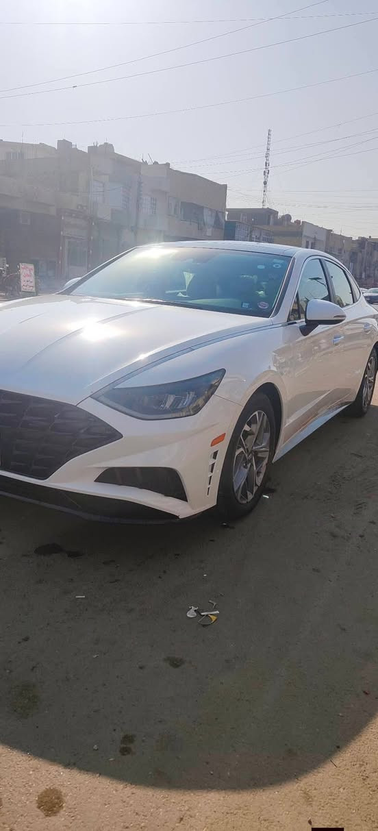 سلام عليكم 
سوناتا مواصفات SEL
بنوراما 
تشغيل عن بعد 
داخل ابيض 
بصمة تشغيل 
شاشة كبيرة 
عدادات ديجيتال 
تبريد شاشة 
تدفئة كشنات 
كرسي كهرباء 
نقط عمياء 
رادرات تحديد المسار 
السيارة جديدة وصور الحادث بلمنشور وجتي من امريكا بيها البابتين نفس الصفحة كلير 
السيارة بدون بارد بدون شخوط
والسيارة مشت بلعراق بس 2000 كيلو 
موديل 2023 
بسمي سنوية  😅
*********** بغداد, العراق
