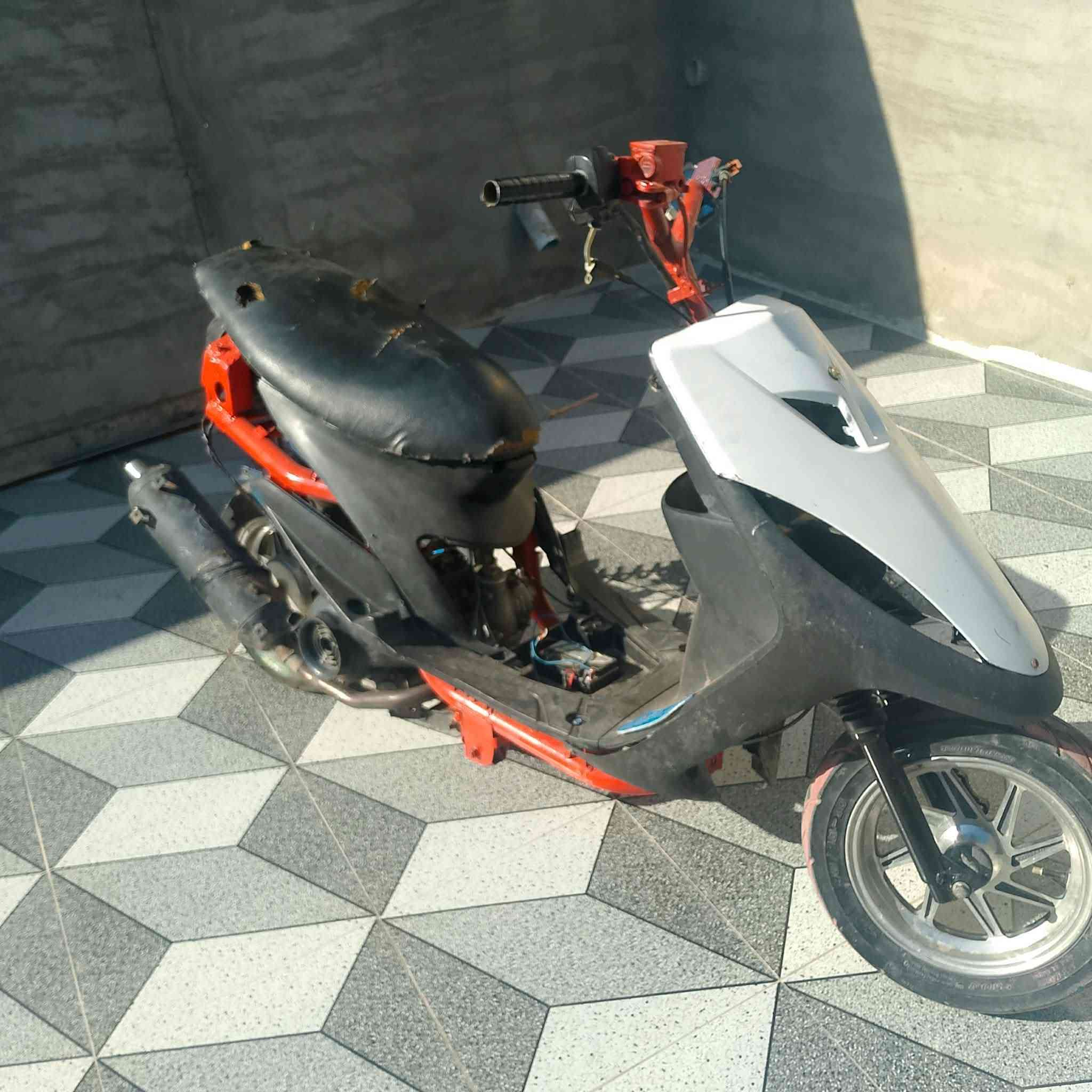 ماكس عدله بوشه 49 مكينه نضيفه لا تبخير ولا تنقيص دراجه شلعه ومعدل مكاني كنعان سعرهه 300 وبيهه مجال قليل اخوان موشراي لاتعبني ***********
