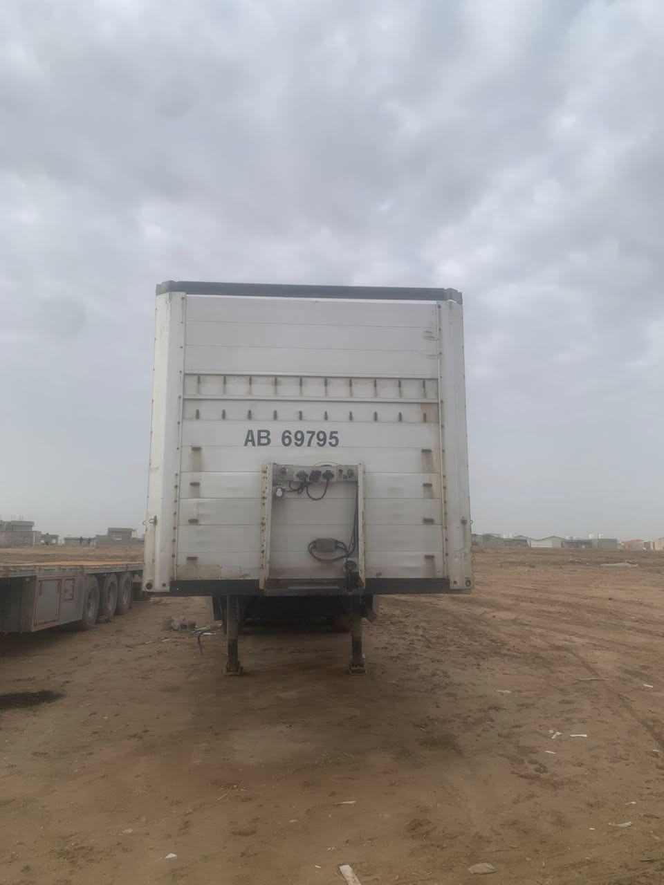 ئەم فلاتە حلوجەمان هەیە جوان خاوینە  بؤ فرؤشتنە سئ دنگیری تاک تایەیە تاخم تایەی نوییە جوان و جەئیزە بئ مەسروفە هەموو شتیکی  بەشەرتە سەفحەی  لەگەل دایە سعری  ئەم فلاتە 45 وەرەقە و معامەلەی تیدایە 
رەقەم تەلەفؤنی ساحیبی 
***********
عینوان هەولیر
