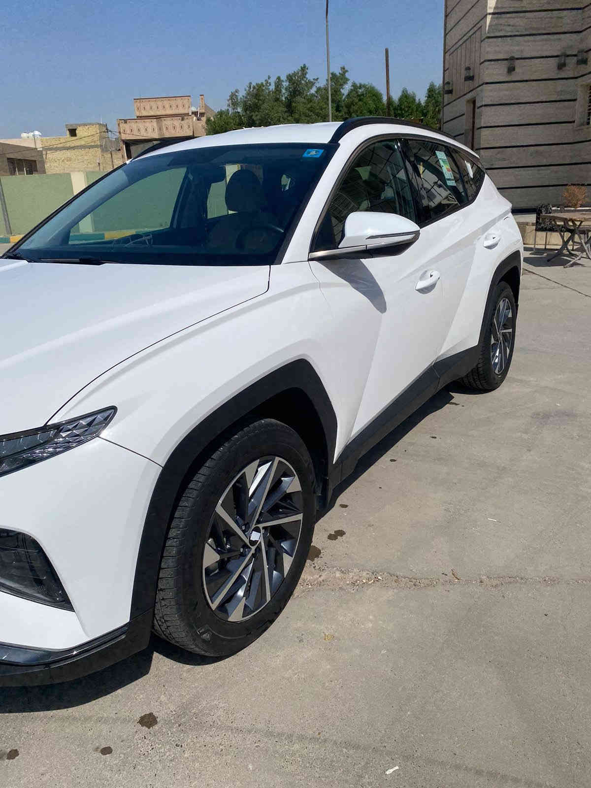 توسان 2024 خليجي ماشية 20 الف
فول مواصفات عدا بانوراما والجلد
ضمان الت ساك 5 سنوات حقيقي 
مرقم بغداد بإسمي مداور ثاني يوم شرط 

* مكينة 2.0  L دوش .
* بصمة وبصمة تشغيل وبصمة ابواب.
* تشغيل عن بعد .
* بردات خلفية بلادي .
* حساس أمامي خلفي.
* مري شفط اشاير بالمري .
* نظام ترحيب عند الإقتراب.
* ويل شكل الجديد حجم 18 .
* أريل نفكَيتر 
* كامرة خلفية دوارة 

* كراسي 2  كهرباء .
* شاشة أبل كار بلي. 
* ديشبول دجتال ٣ الوان .
* درايف موود ٣ مودات .
* أوتو هولد 
* هندبريك دكمة .
* نزول منحدرات .
* نقطة مشاهدة Camera  View تحكم
* مانع تزحلق .
* حساس بنسر مساعد اصطفاف 
* دركة خياط بلادي 
* تحكمات ستيرن كاملة 
* كروس سرعة 
* شاشة اعطال 
* حاكية وأوامر صوتية وبلوتوث 
* قطعتين تبريد .
* شحن لاسلكي 
* دواخل ملاينو بلاك 
* ابواب وديشبول تطعيم ألمنيوم 
* تجاوي كراسي عدد 5 
بيها شبر تكحيل خفيف بالباب الخلفي عكس السايق
الباقي كفالة السعر 227
مكان بغداد الغزالية ***********
