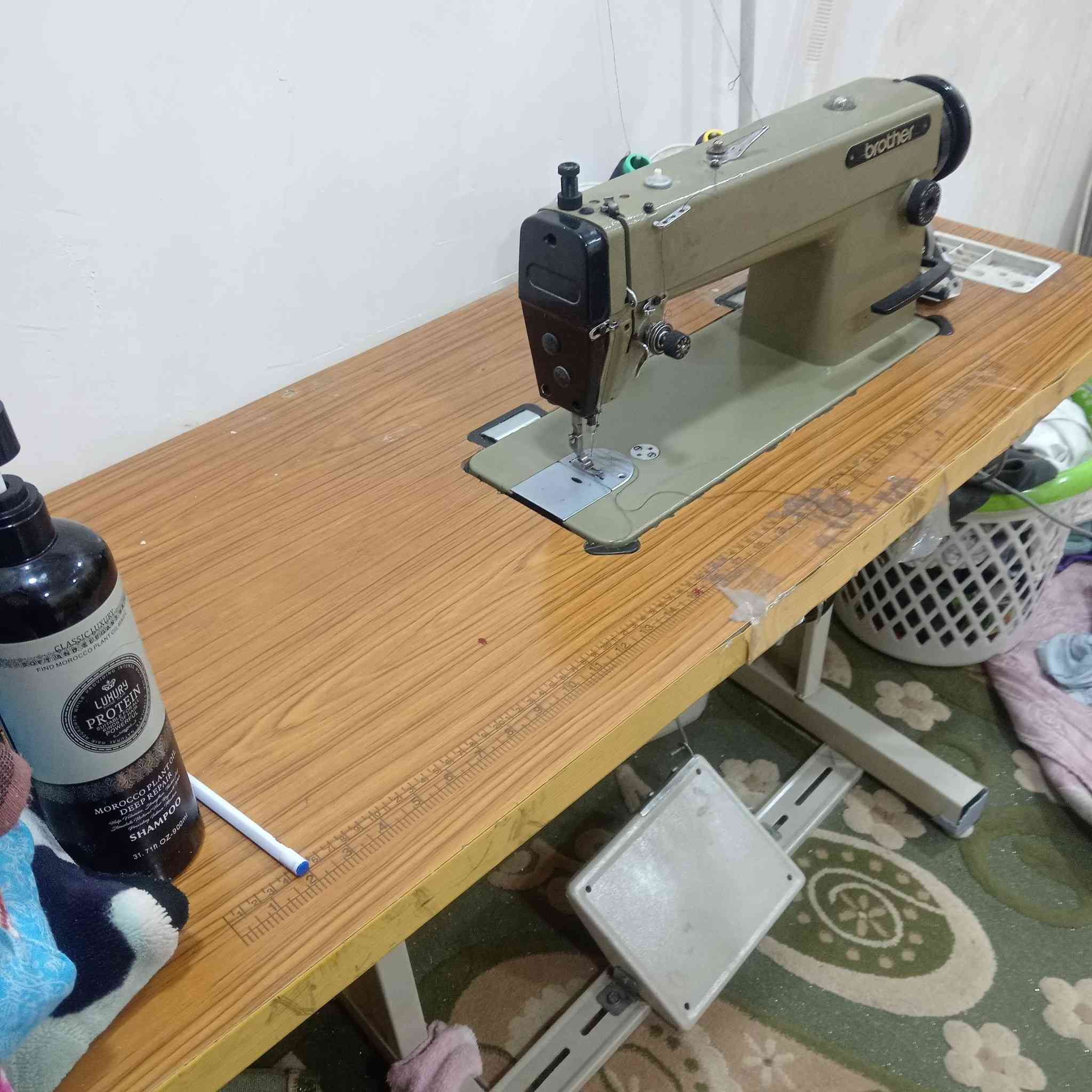 عندي ماكينة خياطة للبيع عنواني الناصريه رقم الهاتف *********** او اراوس بكتتور ٦باب اوشراء
