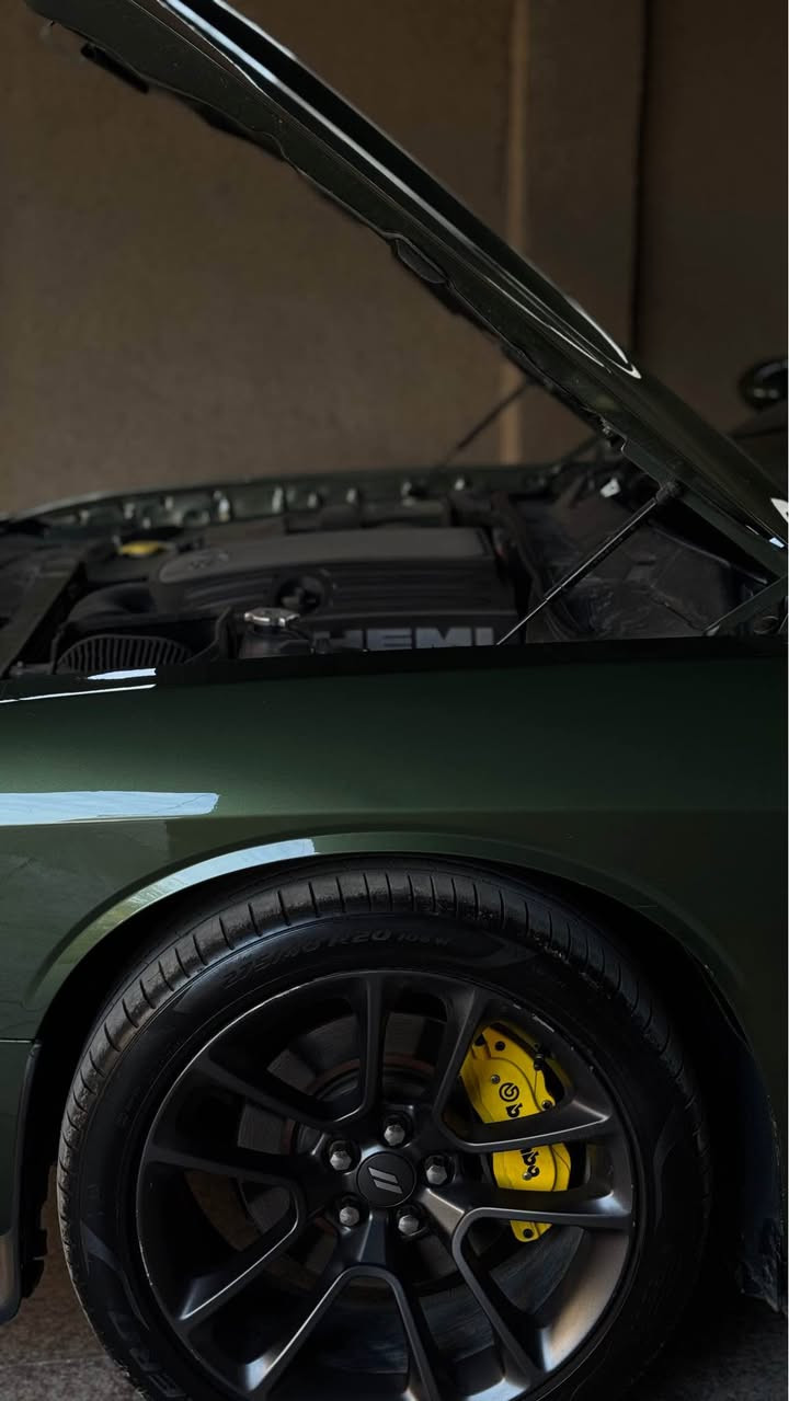 السلام عليكم
للبيع دوج جالنجر 2021 لون زيتوني ماشيه 28 ونص 
مكينه 5700 
عليه شوته موبار 
وعليه اكسل قفل 
وغرفتها مبدله بلون مال هيلكات مشمشي  جلد
عليها دركة حرف D 
شاشه كبيره سوبر تراك شغال 100‎%‎ 
سماعات JBL سستم واضافه دمام و امبي فاير
ونقطه عمياء ومرايه تعتيم 
حساسات خلفيه 
لايتات عدسات زنون وكشافات ضباب خلفيه وبلوجكتر امامي دعاميه 
ويل سكات اصلي 
فسفورات دعاميه دبل لد 
كشن السايق كهرباء 
ولف حماوه 82
مواصفات. R/T معروفه 
السياره مبرمجه يم مصطفى ايكل داينو جايبه 418 هورس بور وعليها تفريغ وشاد slp 
ضررها جاملغ امامي ايمن مبدل مصبوغ والخلفي بيه بارد وكارت تكحيل سياره بدون دواخل بدون ايرباك بجمها كبس
2C3CDZBT9MH615603
السعر :245 وبيها مجال 
للاستفسار الاتصال 
*********** بغداد, العراق
