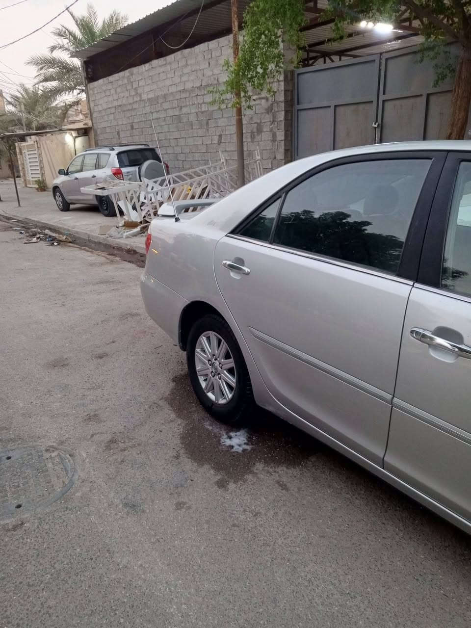 السلام عليكم اخوان 
سيارة للبيع 
كامري 2006 خليجي 
كراند V6 ستة سلندر
فول موصفات فتحة بردة خلفية جلد تحكم كراسي صوبين ايرباك حتى بل كشنات خمسة ويل كب تحكم بل ستيرن يتحكم بل قراءة مال عداد البنزين مسجل بلادي بلوتوث تحكم تبريد بيانو مثبت سرعة تبريد قطعتين تحكم لايت وبعد بيها هواية موصفات تبريد تدفائة كلة شغال
السيارة مصبوغة عام شرط بس للجمالية وعلى الفحص اكفله الك من اي ضربة وصورها قبل الصبغ موجودة
رقم نجف رباعي ستوة مسوي باسمي 
المكان نجف 
والسعر 105
الرقم ‏‪***********‬‏
