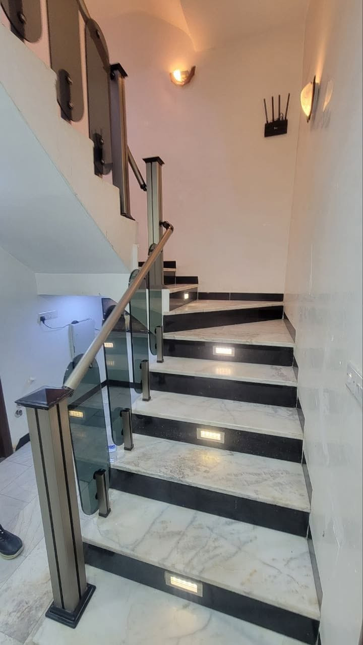 📢 منشور رقم: ((٦٣٣))
💎 للإيجار في السيدية 💎
🏠 مكتب المتحدة للاستثمار العقاري
بيت طابقين زيرو مودرن مساحة 150متر 
يرهم تجاري او سكني زنجيل على شارعين 
يتكون من:. 
💠٣  غرف نوم 
💠 صالة واسعة
💠 مطبخ 
💠 خدمات عدد ٢
💠كراج 
 💠موقع العقار السيدية: شارع الامن 
————————————
📞للاستفسار:☎️ ***********

📍 موقع المكتب:
 السيدية – قرب  مجمع السفير
