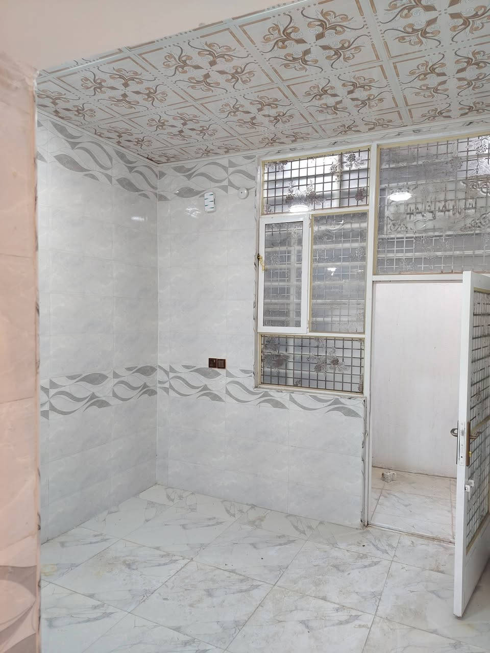 سلام عليكم بيت طابق واحد ٨٠ متر حي اخلاص
حولي ابو مهدي المهندس حي اخلاص خلف سفارة تركيا

طابو زراعي سند ٢٥ كامل خدمات ماء مجاري كهرباء وتبليط تحويل بسمك وقرار محكمه

استقبال وغرفة نوم وصاله

ومطبخ وصحيات عدد ٣

البيت باسمي بدون دلاليه

الاستفسار
***********
