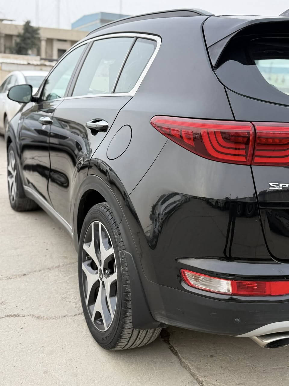 السلام عليكم
كيا سبورتج خليجية فئة جيتي لاين موديل 2018  

مكفوله من الصبغ فقط بارد 

كير مكينه مكفولات 

المواصفات

سقف بانوراما بالكامل

ايرباكات عدد 8

تشغيل بصمه

بصمات ابواب امامية

هاند بريك بصمه

ترحيب عند الاقتراب من العجله

جنطه كهرباء + بصمه + فتح ذكي( تفتح تلقائياً عند الاقتراب)

حساسات اماميه خلفيه

نقاط عمياء

اشاير بالمري

مري شفط كهرباء

مراية سايق اوتو دم تضليل ليلي عند الانعكاس

نظام ماسحات اوتو +بالاضافه لماسحه خلفيه

داخل جلد قرميدي بلادي

كشنات جلد

 اربع كشنات تدفئه (خلفي امامي)

كشنات اماميه تبريد

تحكم كشنات  اماميه كهرباء ( سايق + صدر )

نظام تدفئه تبريد منعزل ( مناخين )

تبريد خلفي امامي

بك لايت لد

الاناره الاماميه فوول زنون بلادي وليس عمل

زراك لايت امامي

دوسات بلاديه 

تطعيم نيكل بلادي

نظام دفع فور ويل

انظمة قياده (اعتيادي / اقتصادي / سبورت )

شفتات كير بالستيرن ( نظام رياضي )

نظام منحدرات

نظام اوتو هولد

نظام شحن الموبايل السريع

نظام ستريو معروف ماركة JBL

فوول تحكم ستيرن

 وماشية فقط ٨٥  / محرك 2400

  مكان السيارة بغداد الغدير

السعر المطلوب ١٩٧ ورقة وبيه مجال بسيط

للتواصل ***********
