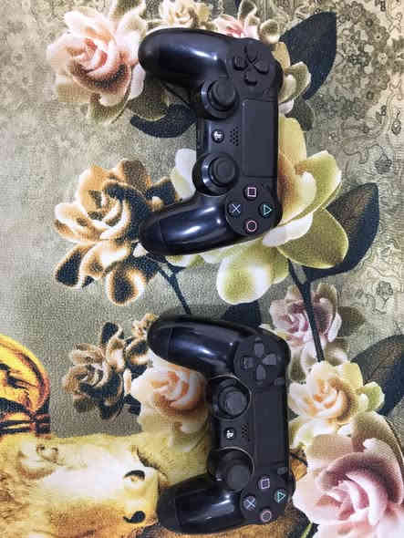 سلام عليكم 
Ps4  
500غيغا
يدات 2
يده احترافيه بس المحترفين يعرفونها وشنو مميزاتها وشكد سعرها
يجي ويا باتل فيلد 1 
ردد رمبشن2  للبيع وحدها
ملاحضه: البلي مامهكر 
مكاني كربلاء حي العامل السوق الاخير 
السعر مناسب كلش
التواصل ماسنجر او واتساب (***********)
