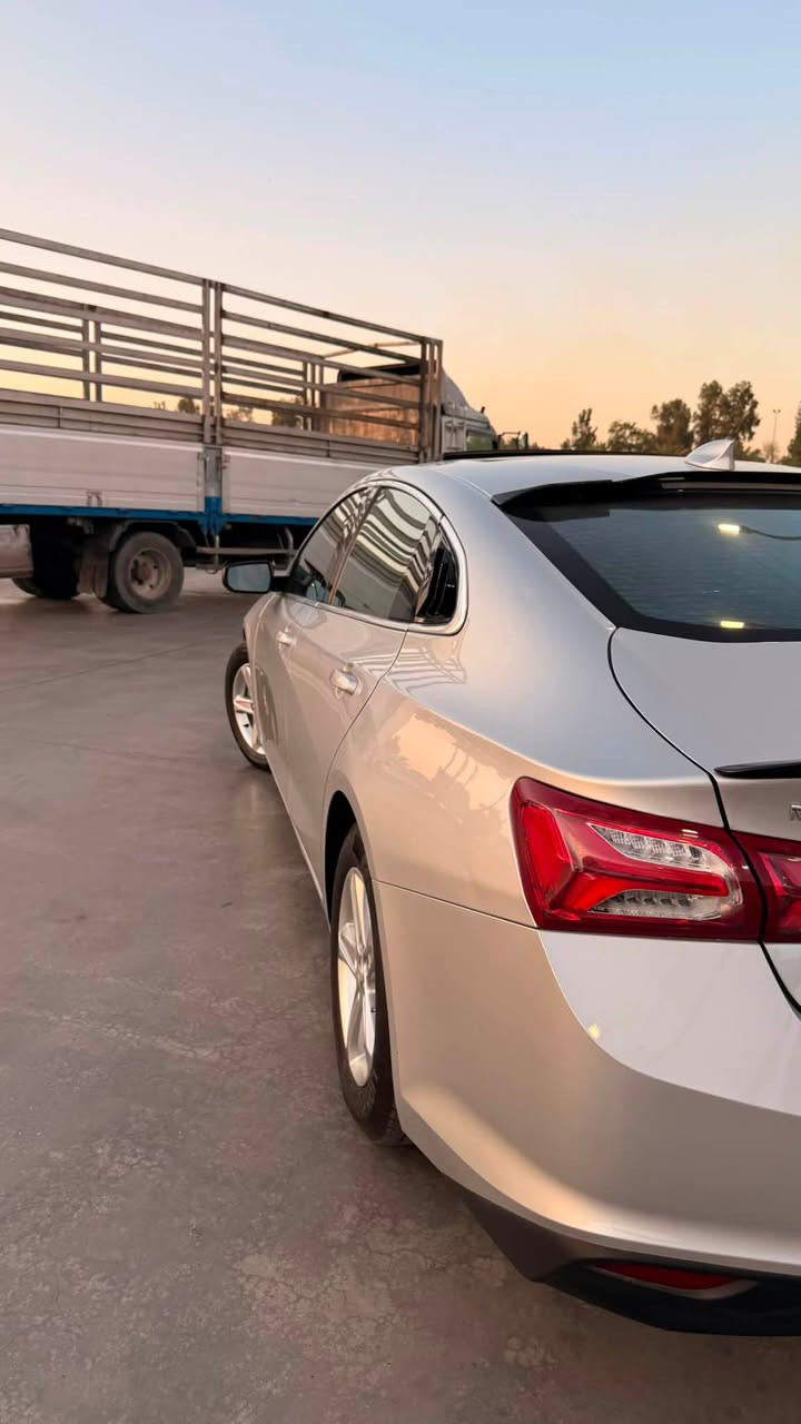 سلام عليكم
ماليبو 2022 Lt  المواصفات
بانوراما تشغيل عن بعد تبريد قطعتين مناخي منفصل عن السايق والصدر تدفئه كشنات كشن السايق كهربائي وباقي المواصفات المعروفه
حادثها مرفق بالصور تبديل وصبغ جاملغ صفحه السايق والبنيد والجاملغ الصدر بارد السيارة
رقمها بغداد شبه مميز حلو  باسمي
اخوان السياره جديده ومهتم بيها بانزين كله محسن دهن امزويل ابدله قبل وقته ومبدل دهن كير بالكامل امزويل يعني بالك مرتاح وكلشي ممبدل بيها راديترات بلاديه غاز تبريد كل شي بالسياره بعده على البلاد حتى صدر سياره رجاءا لحد يقارنها بالراكضات  سعرها 130 وبيها مجال
***********
