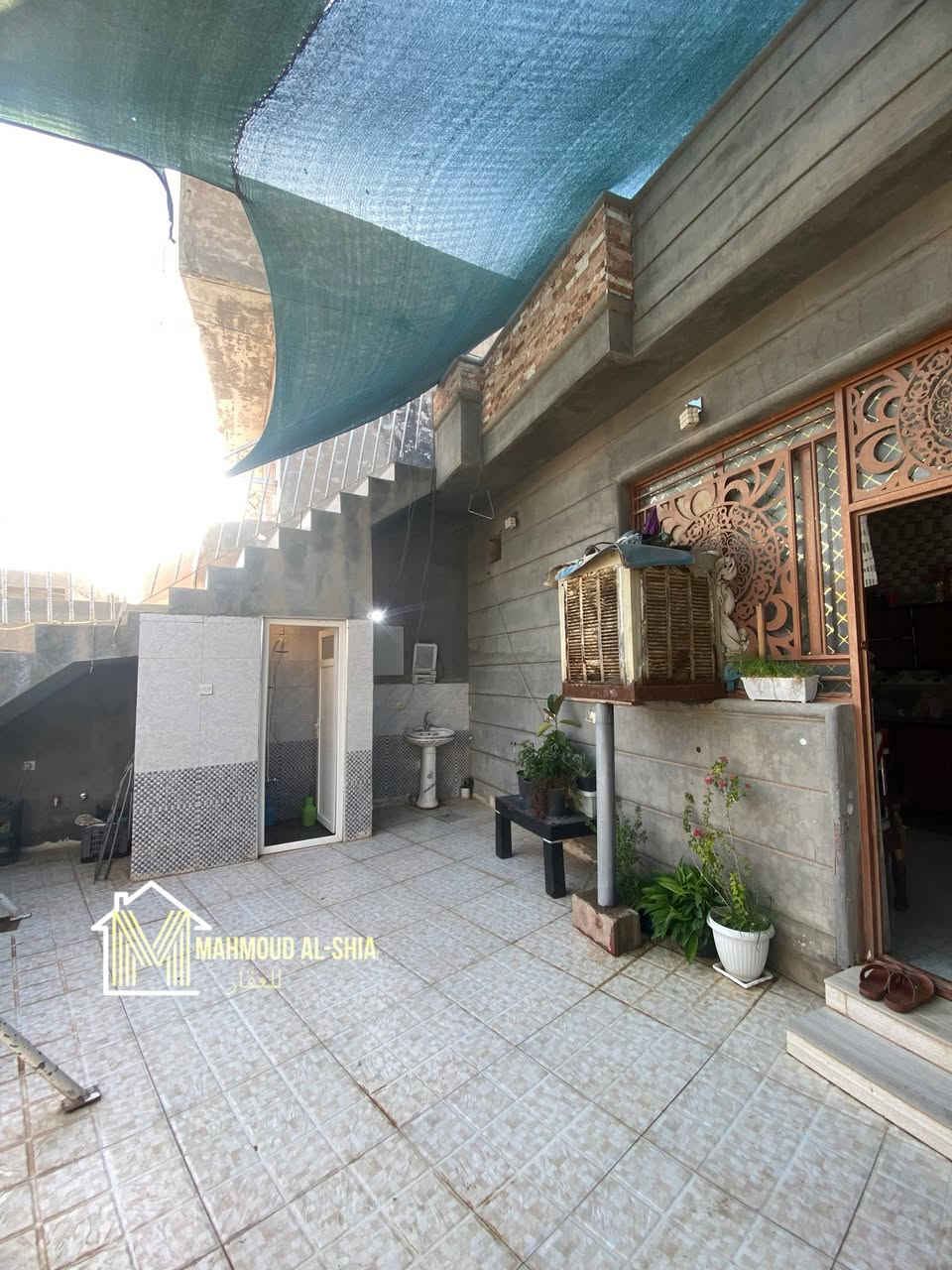 مشتمل للبيع في حي الشهداء قرب مركز الشباب . المساحة 125 الواجهة 10 والنزال 12 ونص واقع حال 15 . 

يتكون من غرفتين نوم وصالة واستقبال ومطبخ وكراج . 

للاستفسار الاتصال : مكتب المحمود للعقار . 

***********
