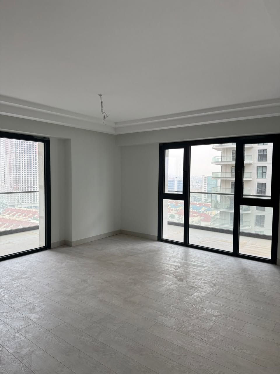 شقة للبيع في رامي تاور  
بسعر (122،000$)
غرفتين وصالة  
مساحة 170 م  
للاستفسار والتواصل 
***********
