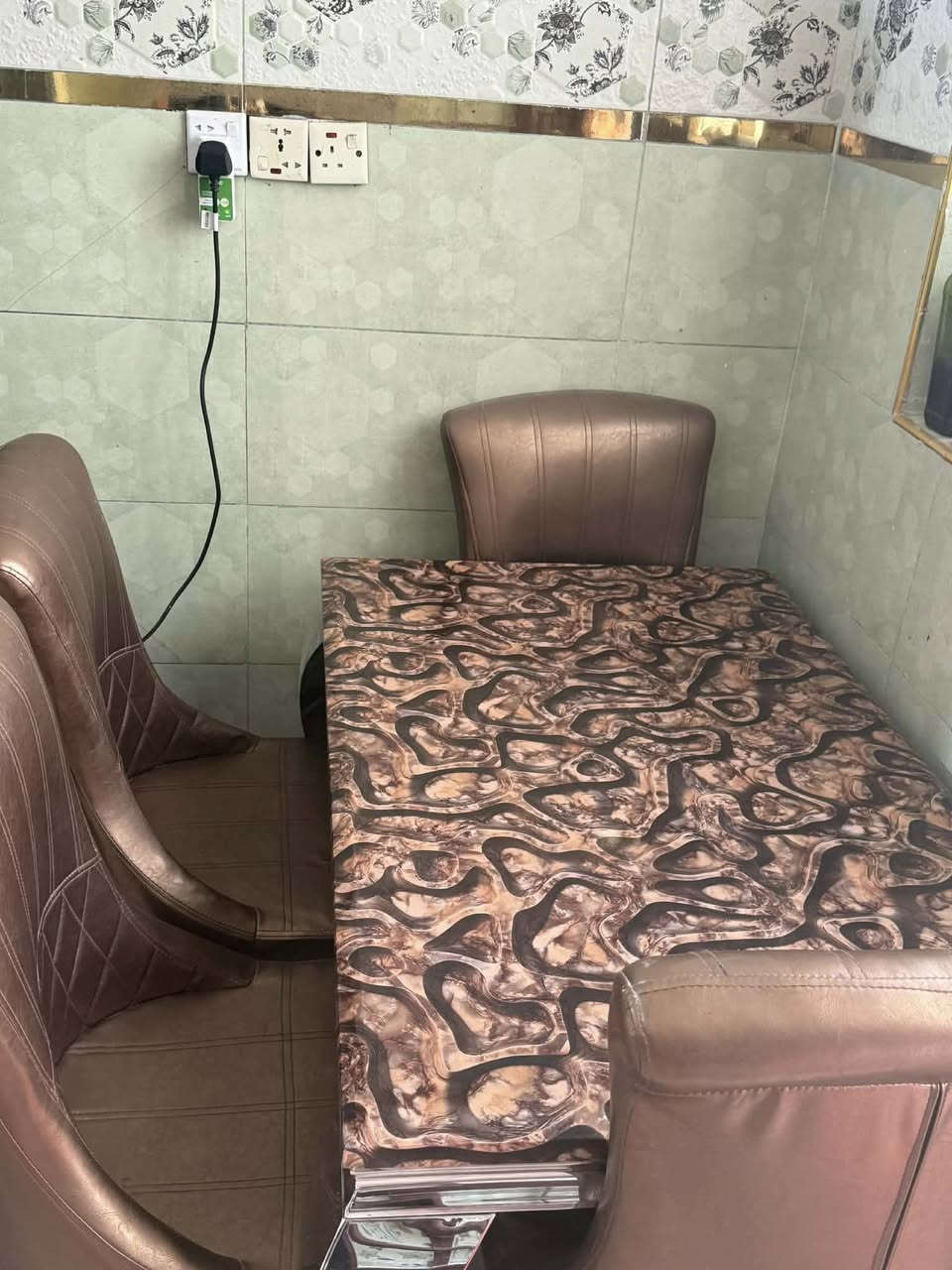 السلام عليكم
عندي هذا ميز للبيع 

السطح مرمر والقاعده ستيل 

4 كراسي 

السعر ب300 وبي مجال بسيط 

نظيف حيل وأي ضرر مابي


**إذا كنت صاحب هذا الإعلان وتريد حذفه لأي سبب، رجاءا أرسل رسالة إلى الدعم الفني**