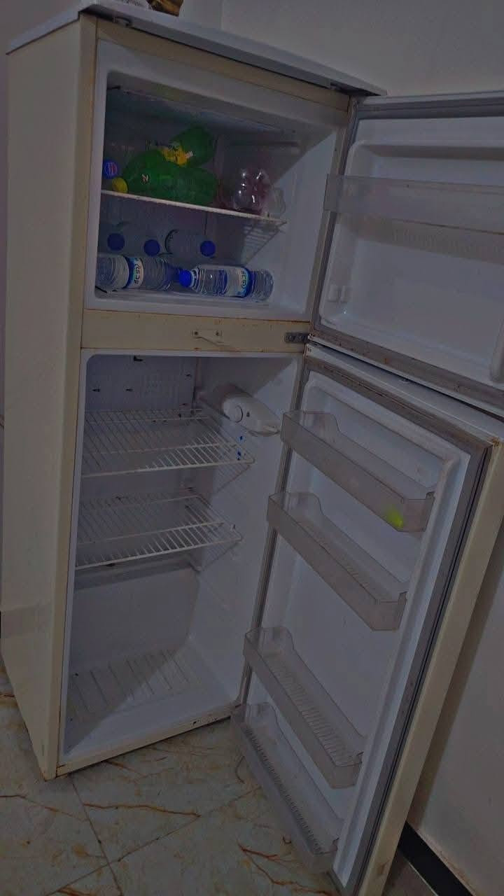 للبيع 
مكيف ثلاثة أرباع الطن اقتصادي بس تبريدالسعر ٢٠٠
ثلاجه متوسطة الحجم تجيد درجه اولي السعر ١٥٠
المكان بغداد الدوره شارع ٦٠
***********
