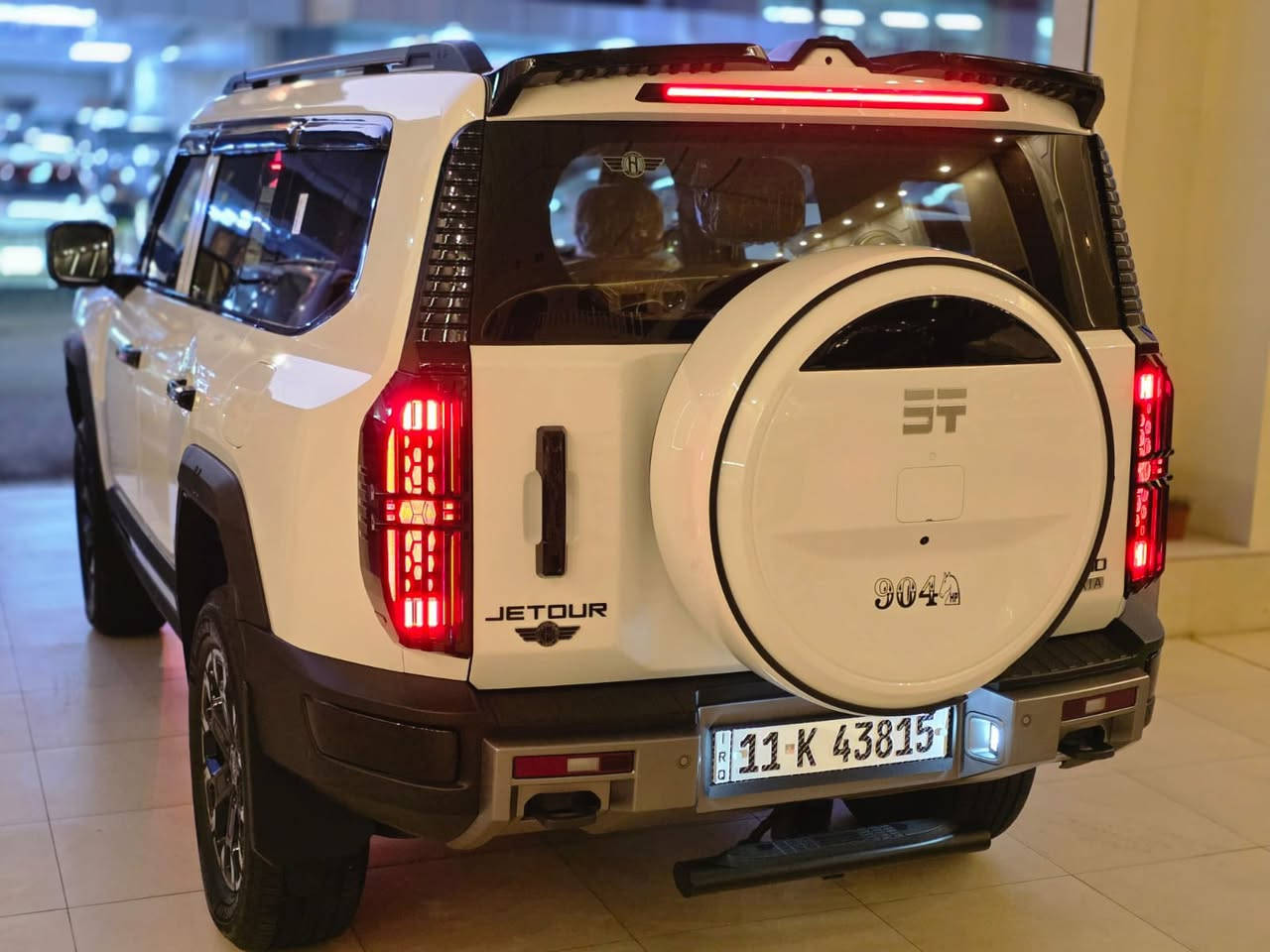السلام عليكم 
جيتور G700 - 2026 Premium بريميوم 
العداد : 3,157km بعدها شبه الزيرو 
عنوان بغداد 
الهاتف : ***********

* محرك 2.0 تيربو + نظام هايبرد PHEV بقوة 904 حصان.
* دفع رباعي ذكي AWD.
* 6 مقاعد (2+2+2) كابتن بالصف الثاني.
* شاشة عدادات 35.4 إنج.
* شاشة وسطية 15.8 إنج.
* Apple CarPlay و Android Auto.
* نظام صوت Lexicon بـ 18 سماعة.
* تبريد وتدفئة ومساج للمقاعد الأمامية.
* شحن لاسلكي 50 واط.
* كاميرات 540 درجة مع رؤية تحت السيارة.
* مثبت سرعة راداري متكيف.
* مساعد الحفاظ على المسار.
* فرملة طوارئ أوتوماتيكية.
* Tank Turn (اللف بمكان السيارة تقريباً).
* Crawl Mode للأوفرود.
* عمق خوض ماء 900 ملم.
* تعليق هوائي Air Suspension مع تحكم بالارتفاع. citeturn0search2turn0search1

ومن الشغلات الحلوة أيضاً:

* ثلاجة داخلية.
* عطر مدمج للمقصورة.
* تحكم صوتي لأربع مناطق داخل السيارة.
* فلتر هواء CN95.
* باب شنطة كهربائي.
* Matrix LED Headlights
