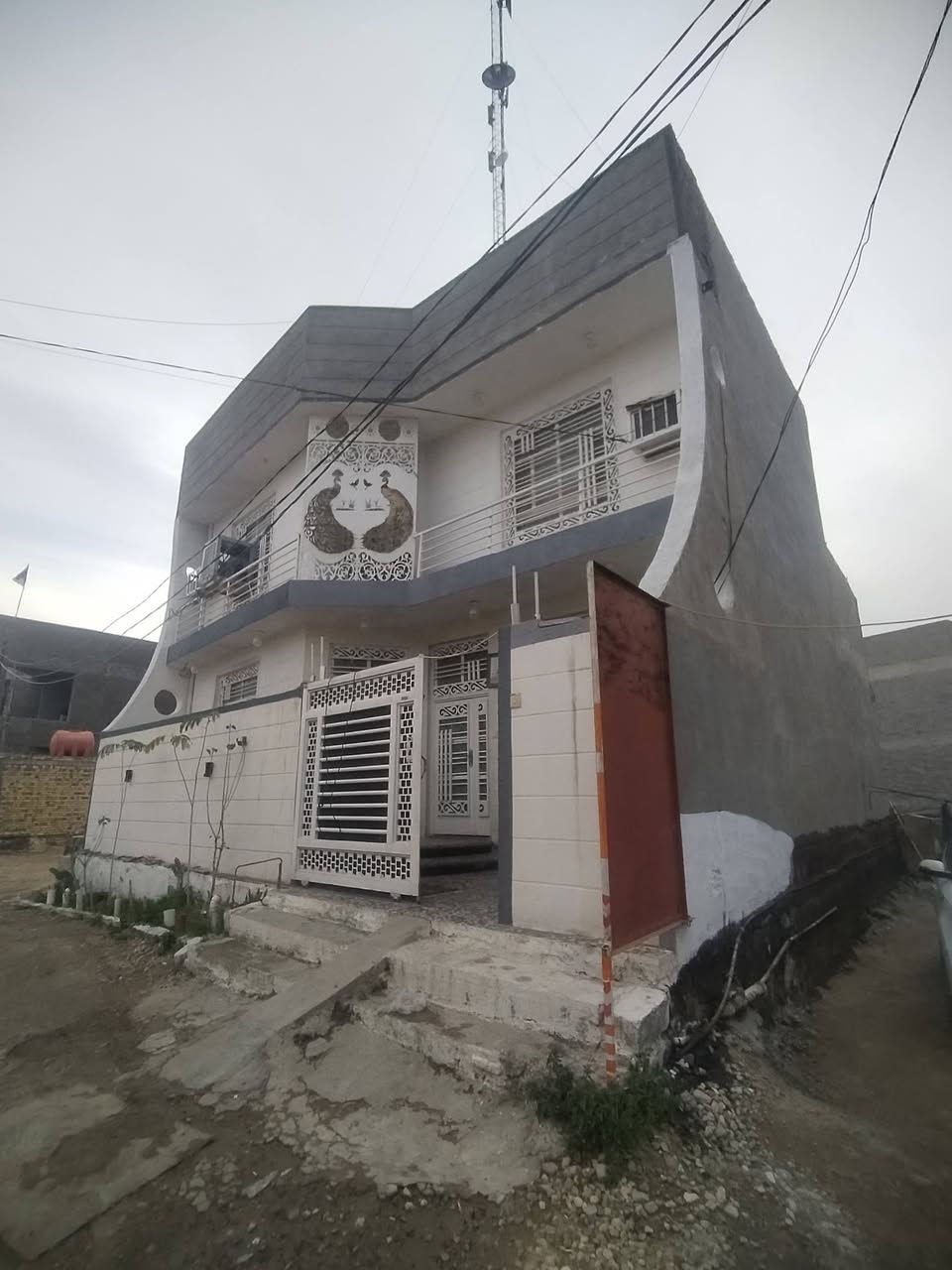 دار للبيع بابل زوير الغربي يبعد  عن جسر  بته 1 كيلو وعن شارع رئسي 50 متر يحتوي على 3 غرف نوم وصاله ومطبخ حار وبارد وكلدورطول 10 متر وصحيات عدد 2  مساحه كليه 200 متر طابو زراعي سند 25 باسمي سعر250 مليون قابل للتفاوض  ***********
