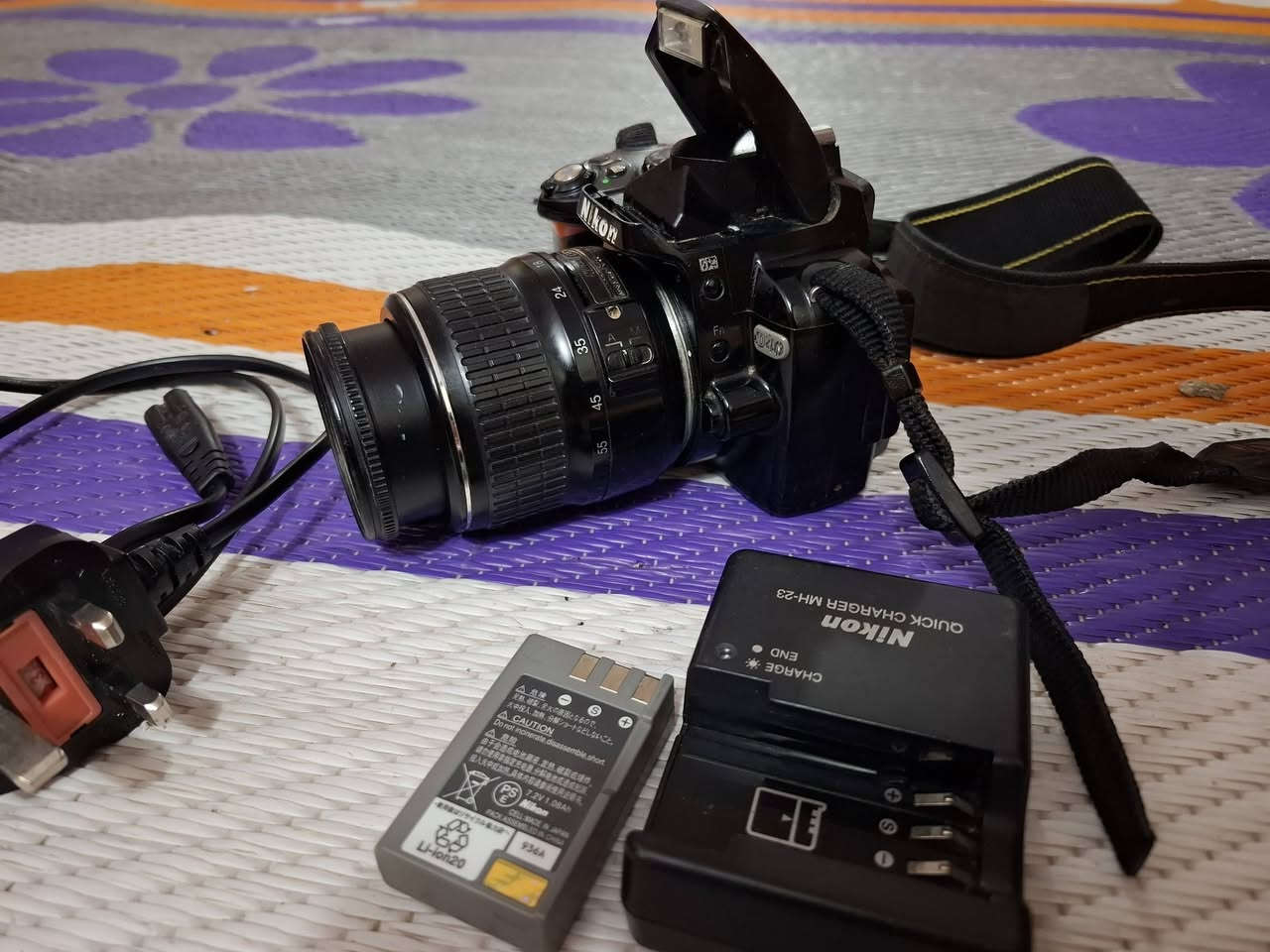 كامرة Nikon D40 ويه ملحقاته شاحنة أصلية عدسه 18_55 اطيك بيه ضمان ما مفتوح بيه برغي شرط شغل والفحص سعرة[ 225]يوجد توصيل اتصال( ***********)

