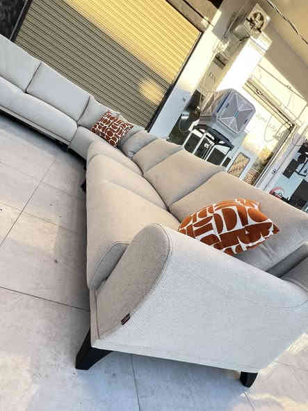 كورنر تركي مودرن New 🇹🇷
ماركة  (الفيمو ALFEMO ) 
يتكون من 8 مقاعد 
ميزة سرير 🛌 
 والجلوس سبرنك و مريح وسوفت 
القياس 380  في 300 وتكدر عكس الاتجاه ايضا
السعر  625$  
للاستفسار واتساب ***********
عنوان مجمع شارى ئاندازيان مقابيل فلوريا ستي 
يوجود توصيل جميع محافضات العراق 🚚
