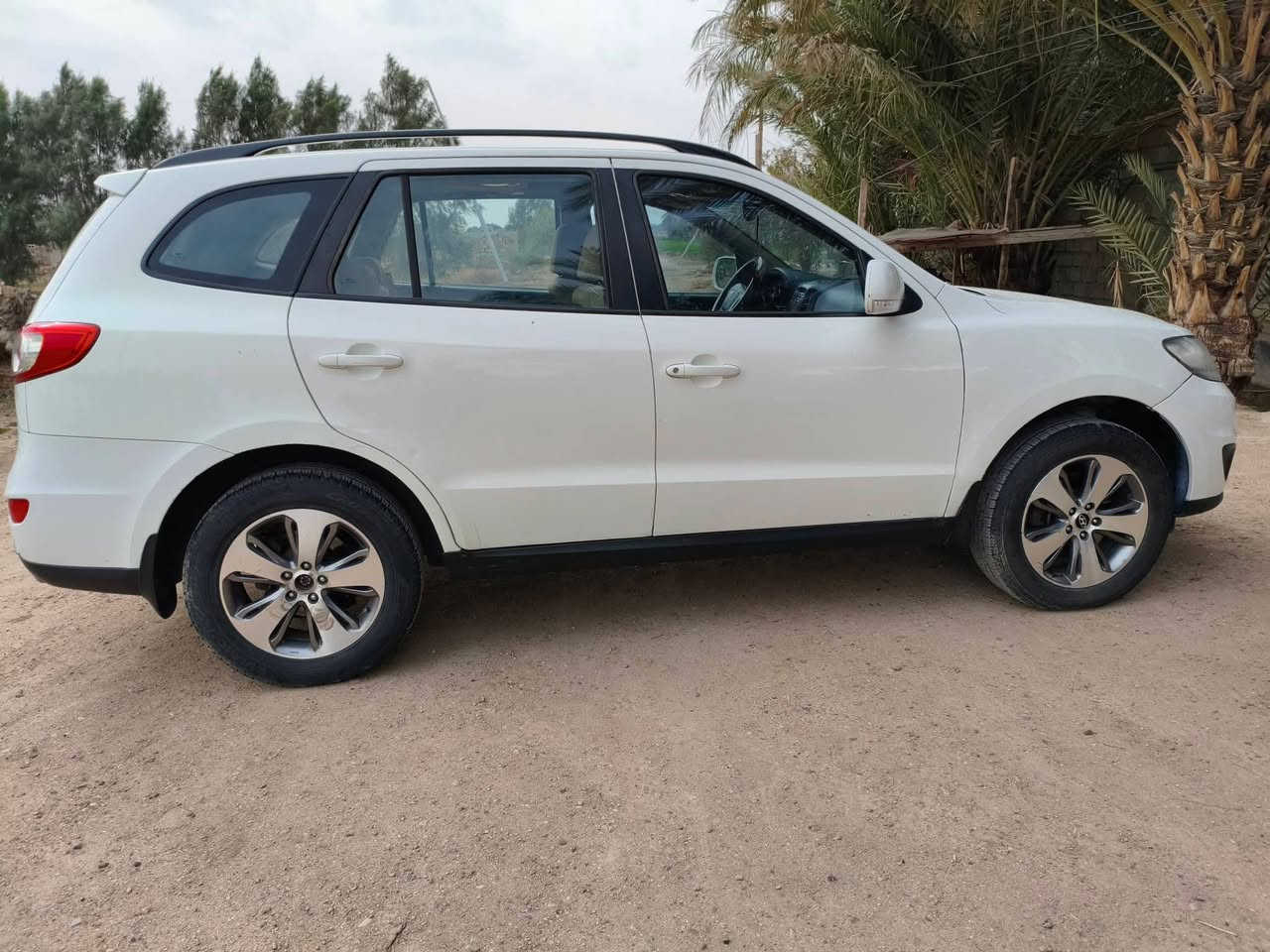 السلام عليكم هونداي سنتافي للبيع موديل 2012 السياره ستخدام شخصي  رقم بغداد دولي   محرك على وضع الشركه سياره وارد خليجي فور ويل دفع رباعي محرك 6 سلندر تخم تاير جديد جواها فتحه بالسقف الموصفات معروفه تدفئه تبريد ثلج 7 راكب مري شفط  السعر على الارقام التاليه.. ***********.. ***********
