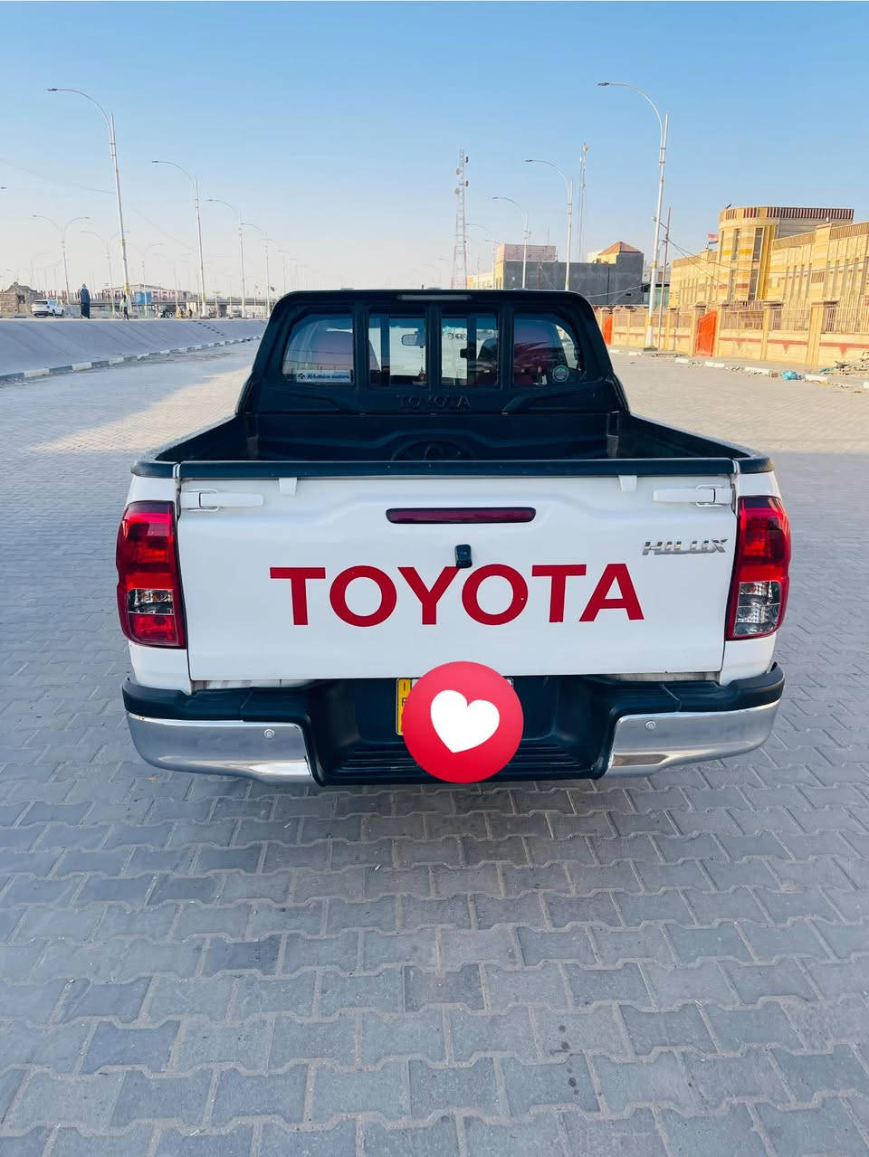 السلام عليكم هايلوكس 2022 اماراتي رقم مثنى 
السيارة بيها فقط البنيد بدون عابر لا لغد ولا بدنة ولا شاصي ضربة سطحية بطرف البنيد في الامارات 
نص فول شاشة كامرة 
داخل اسود تبريد قطعة وحدة 
حساس خلفي 
تحكم ستيرن 
بلاجكتورات 
ماشية 135 الف 
بسمي 
السعر 235 وبيها مجال 
***********
