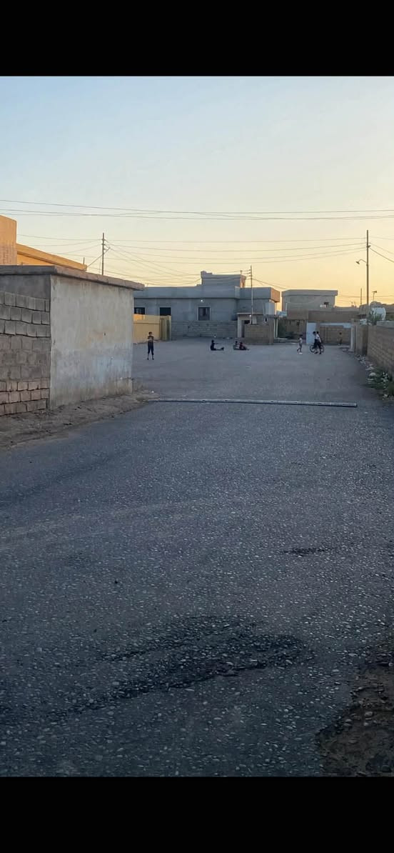 بيت #للبيع صالح للسكن
  مسيج وكامل  وبي قطعة مال بيت اخر
مساحة البناء تقريباً  200م
مساحة الارض كامل 1350 م تقريباً
الحوش صبة 
كراج سيارة 
صحيات وحمامات خارجي 2/2 

خدمات كاملة وجاهزة
التبليط للباب 
المدرسة 50 م
الشارع العام السايدين 50 م  

السعر المطلوب حسب الاتفاق 
يرهم مقدمه زينه وباقي بشهر 

أحمد ألحدي

***********
اتصال او واتس اب
