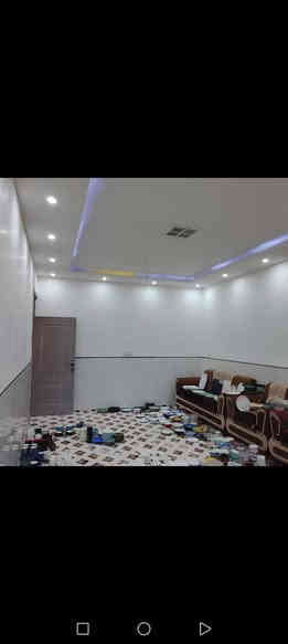 سلام عليكم.  بيت للبيع في ديالى خانقين حي دورلا مساحة 200متر كدامه حديقه 100متر وكراج يزم 3سيارات وبي بير البيت طابق ونص يعتبر مكون من. مطبخ بارد ومطبخ حار وصاله وغرفتين نوم واستقبال ومجمع صحيات. الفوك بيتونه وغرفه نوم البيت ركن واجهتين سعر 165 مليون اي استفسار الاتصال ***********
