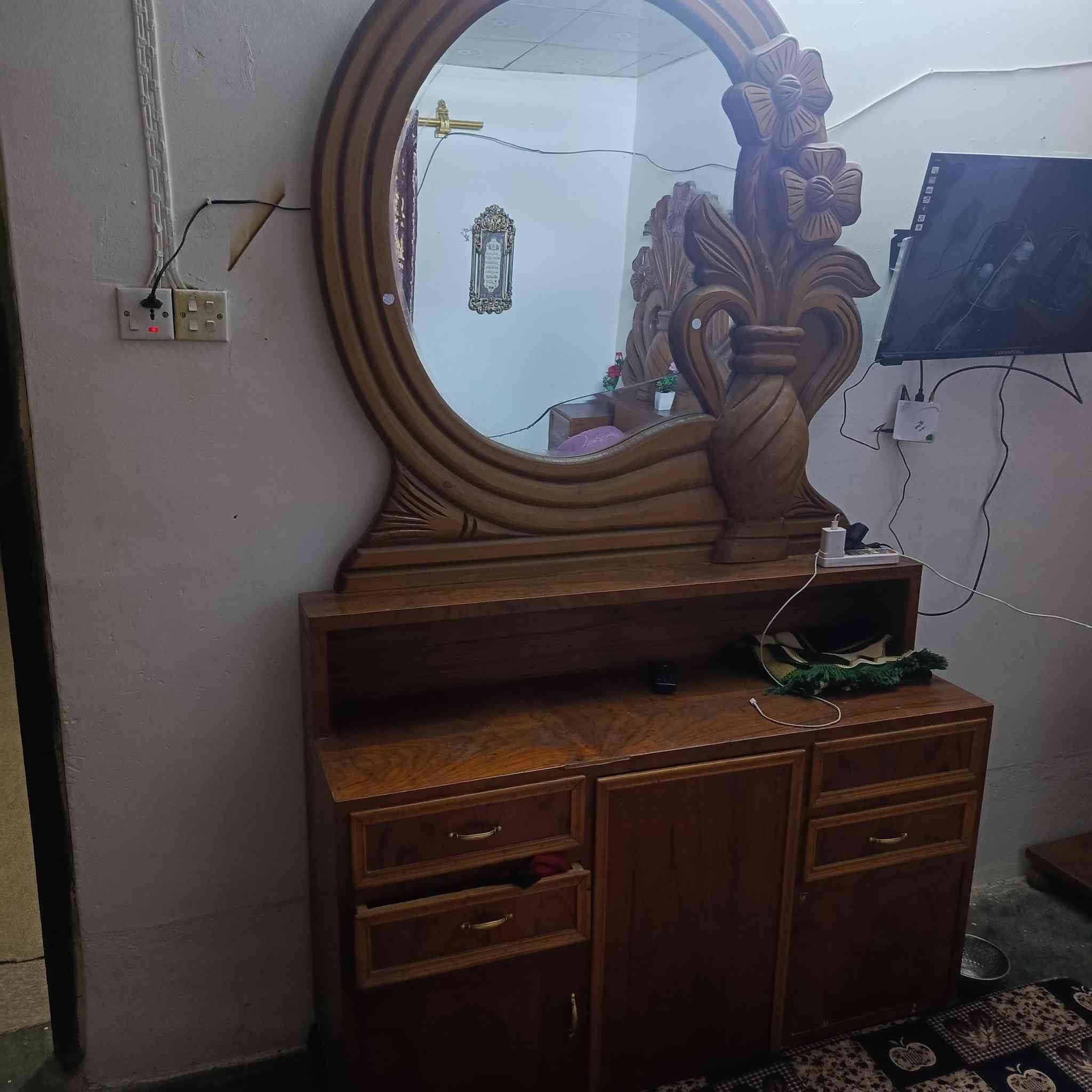 السلام عليكم مكلف مكلف بل نشر   قرفه صاج للبيع السعر 600 وبيه مجال اتصل عله صاحب القرفه ***********
