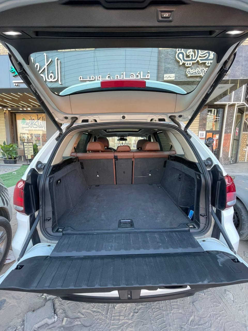 السللم عليكم.
سيارة BMW X5 2018 خليجية وكالة العروش لون ابيض مكفولة كفاله عامة عدا شبر صبغ بالبنيد وشبر بالچاملغ السيارة استلام من وكالة العروش ع ايد مالكها .
رقمها بغداد دولي جاهزة من كلشي حدادية وصدر وميكانيك وضمان گير ومحرك. 
مشيها 105 الف ك/م . 
سبب البيع.
شراء موديل احدث
للتواصل *********** بغداد, العراق
