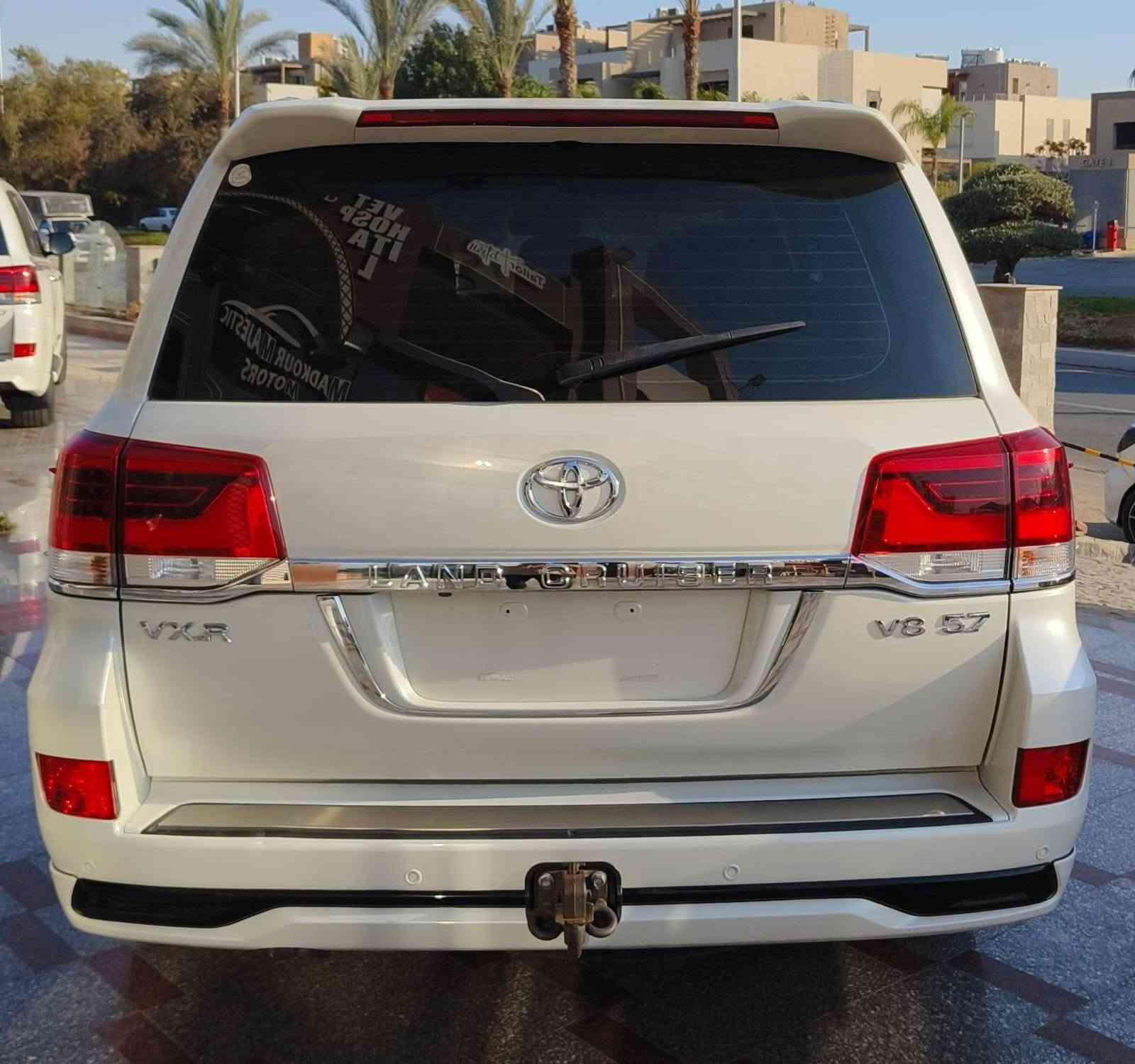 ⭐️🤍 Toyota Land Cruiser V8 2017 🤍⭐️

في عربيات بتتنقل... وفي عربيات بتحافظ على قيمتها وهيبتها مع الوقت 👌

📅 موديل 2017
🤍 اللون: أبيض
📊 العداد: 78,000كم
🎨 فبريكا بالكامل
✅ حالة ممتازة

سيارة تجمع بين الفخامة اليابانية، الراحة في القيادة، والثبات المعروف عن التيوتا لاندكروزر .

✔️ فبريكا بالكامل
✔️ صالون راقي ومريح
✔️ ثبات وأداء مميز
✔️ موتور وفتيس بحالة ممتازة
✔️ جاهزة للاستخدام بدون أي مصاريف

لو بتدور على تيوتا لاندكروزر نظيفة ومحافظ عليها، فالعربية دي فرصة مميزة لعشاق التيوتا المفخرة . ⭐️

📩 للتفاصيل والسعر والتواصل ابعت رسالة مباشرة.

"الحالة تتحدث عن نفسها عند المعاينة" 🔥

#Toyota #Land #Cruiser #LuxuryCars #CarsForSale #عربيات_للبيع #سيارات_مستعملة #سوق_السيارات #عربيات_مصر #بيع_وشراء_السيارات


**إذا كنت صاحب هذا الإعلان وتريد حذفه لأي سبب، رجاءا أرسل رسالة إلى الدعم الفني**