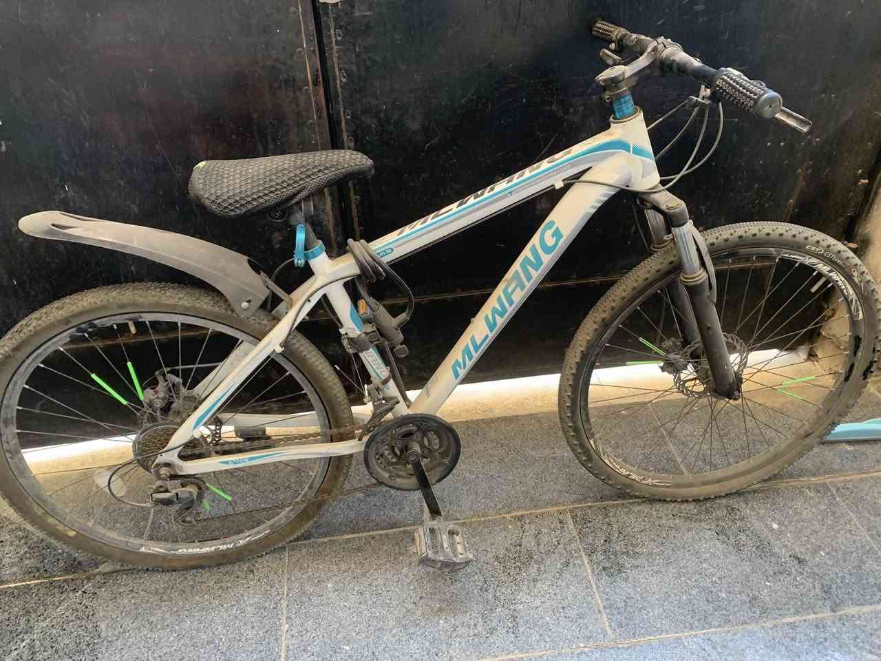 سلام عليكم 

بايسكل جبلي جديد مضموم صارله شهرين يمي مابي ولا عطل مكينه شيمانو 7 سرع حجمه 26 السعر 85 وبي مجال العنوان الشعب حي التجار للاستفسار ***********
