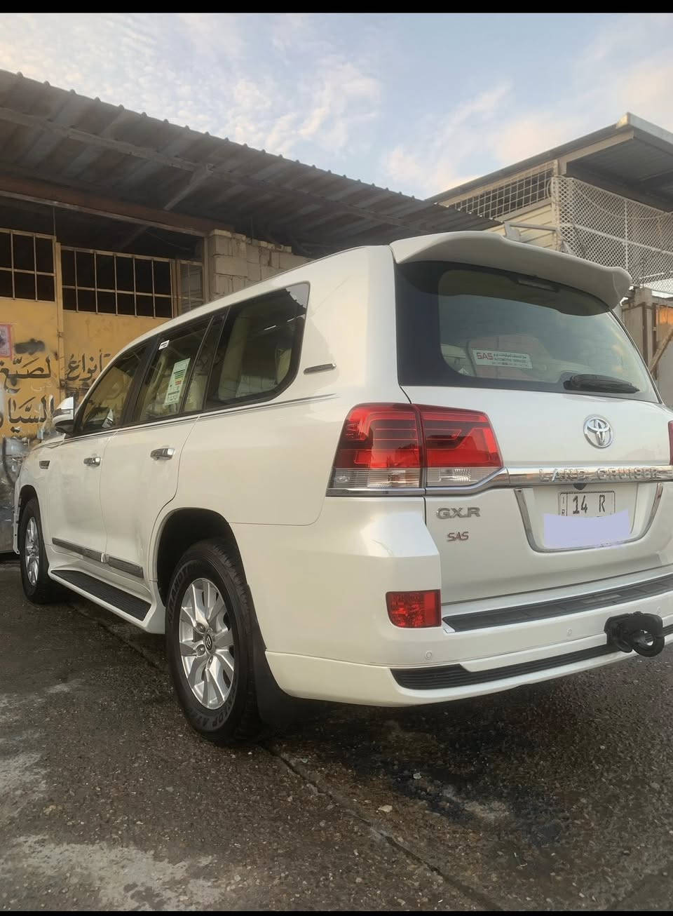 السلام عليكم….
لاندكروز 2016 ساز فول مواصفات V8
محرك /4600 8V / ام الدعاء 
8 ايرباك 
مكفوله كفاله عامه جاهزه كلش (فقط بارد بالجاملق الأمامي ) 
كشنات كهرباء 2 
كشن السايق 3 حركات / 8ايرباك 
مرايات شفط قلاب 
جلد 
ثلاجه 
طفايه حريق 
فتحه سقف 
تخم تاير جديد 
الرقم / بصره الدولي 
المكان / البصره 
للاستفسار او السعر /***********
